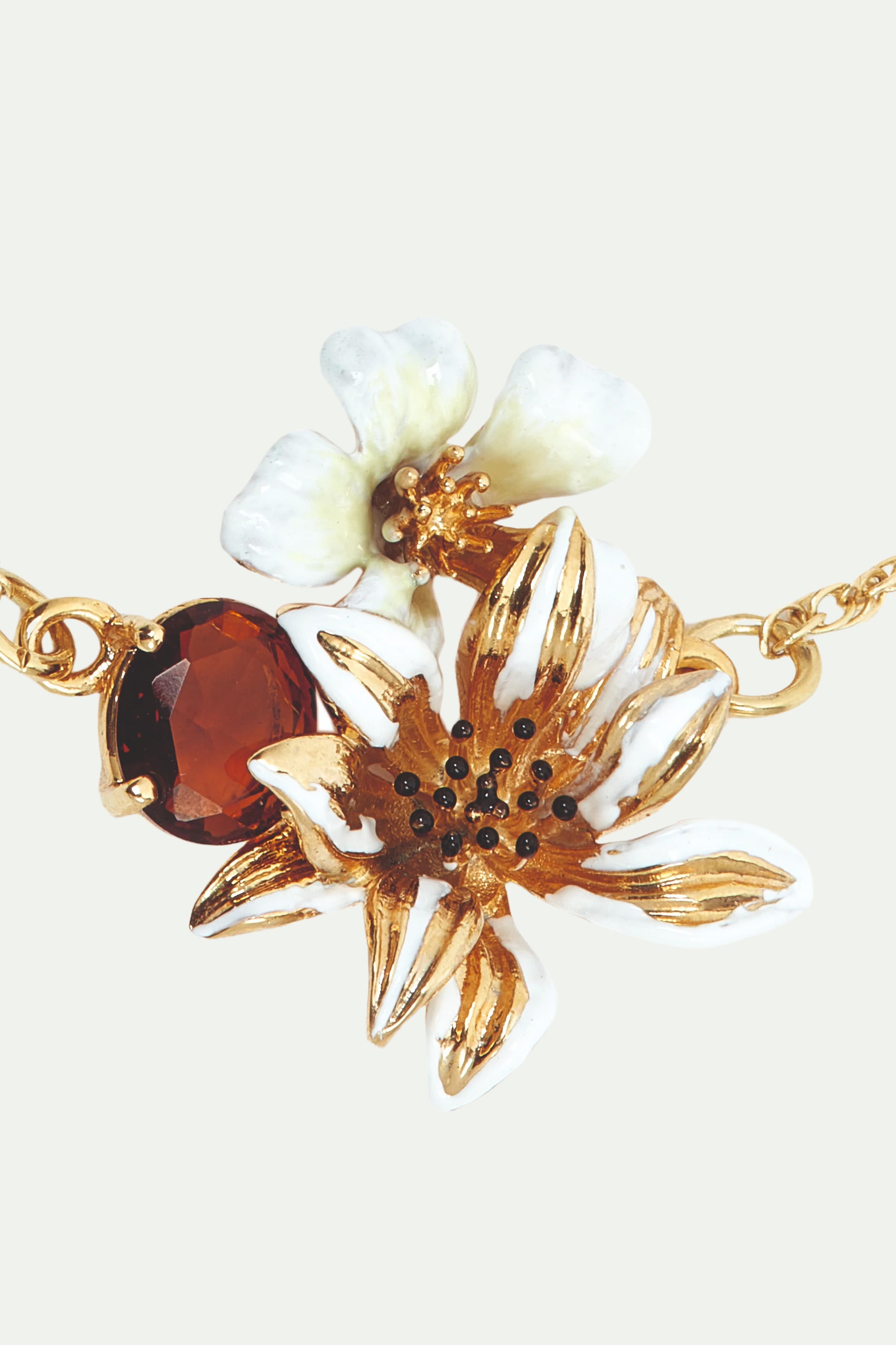Bracelet fin fleurs blanches et dorés et verre facetté rond