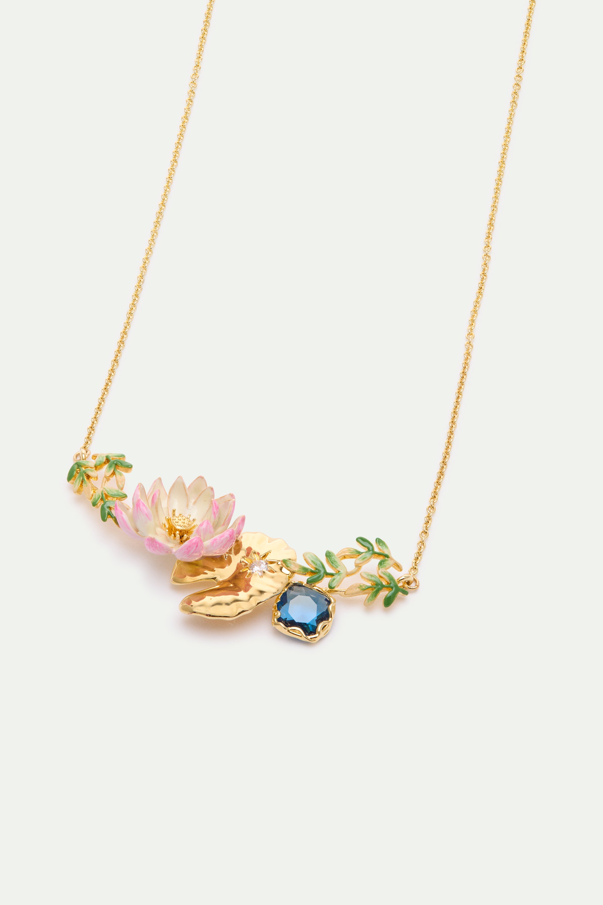 Collier plastron nymphéa rose, lotus doré, et pierre ronde bleue