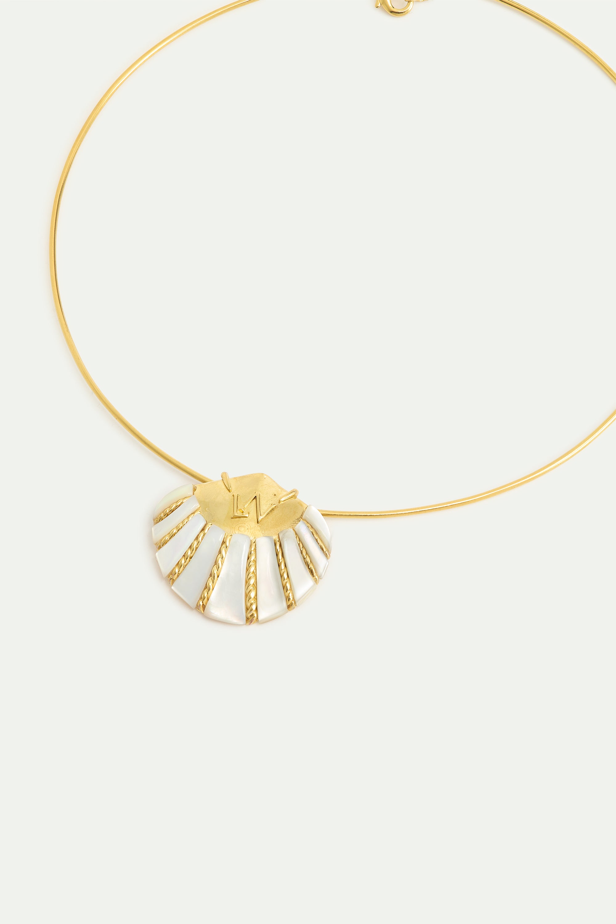 Collier torque coquillage blanc et doré