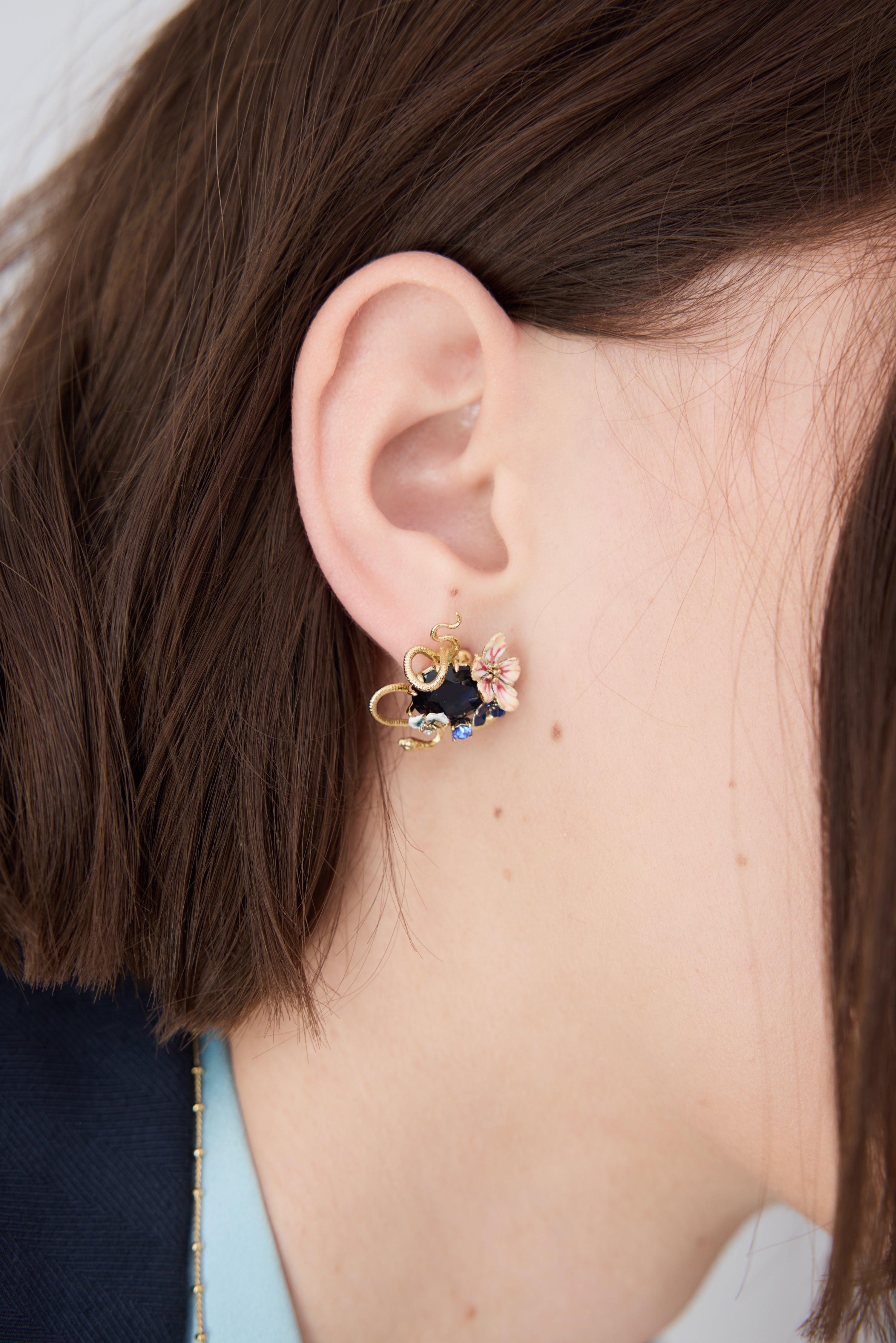 Boucles d'oreilles pierre facettée bleue, serpent doré et fleurs de Mauve
