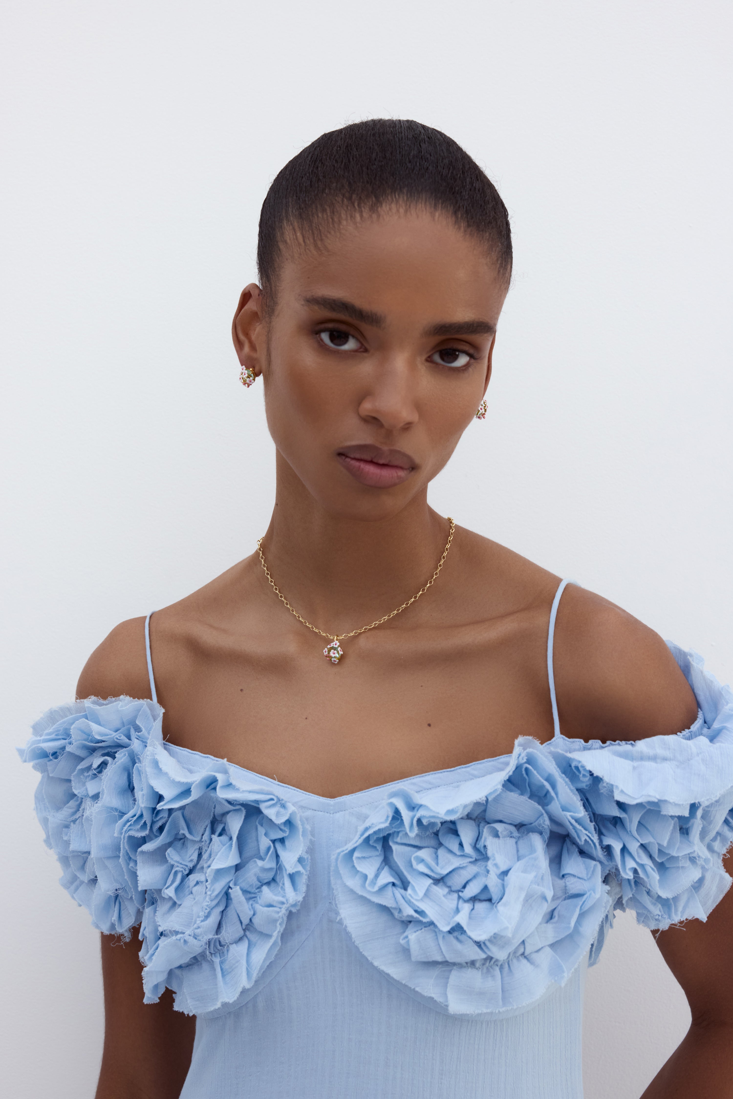 Collier pendentif pierre ronde facettée bleue et aubépines blanches et roses