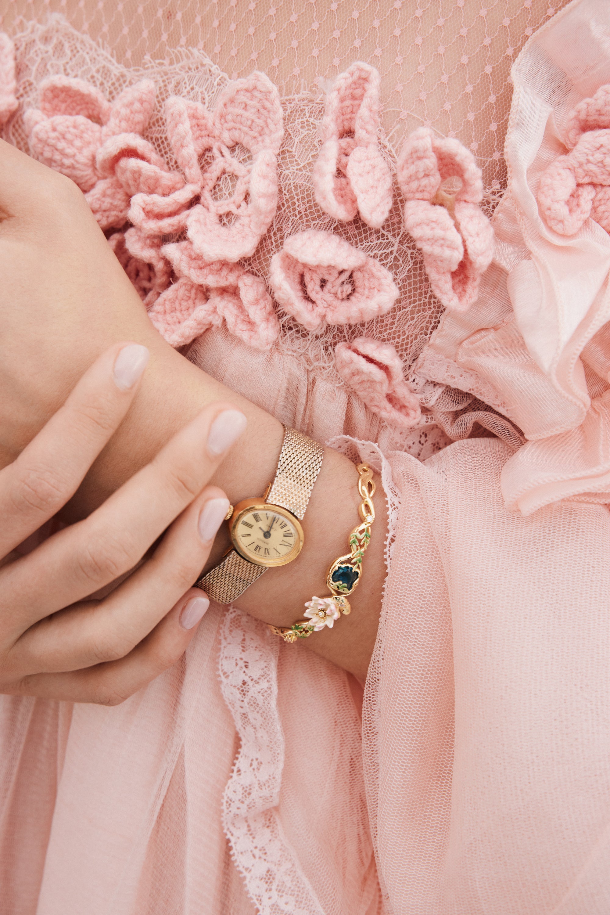 Bracelet jonc nymphéa rose et pierre ronde bleue