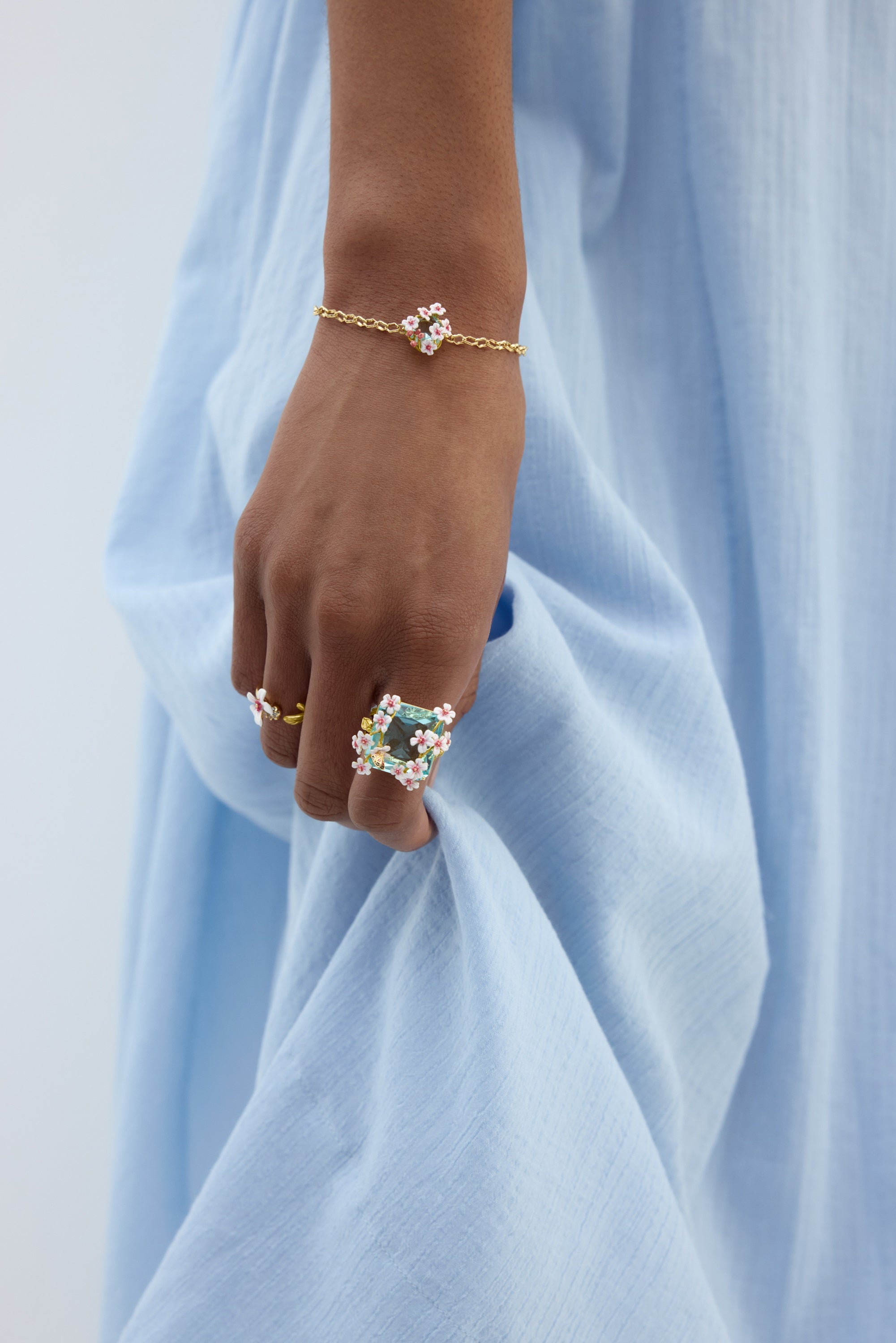 Bracelet pierre ronde facettée bleue et aubépines blanches et roses