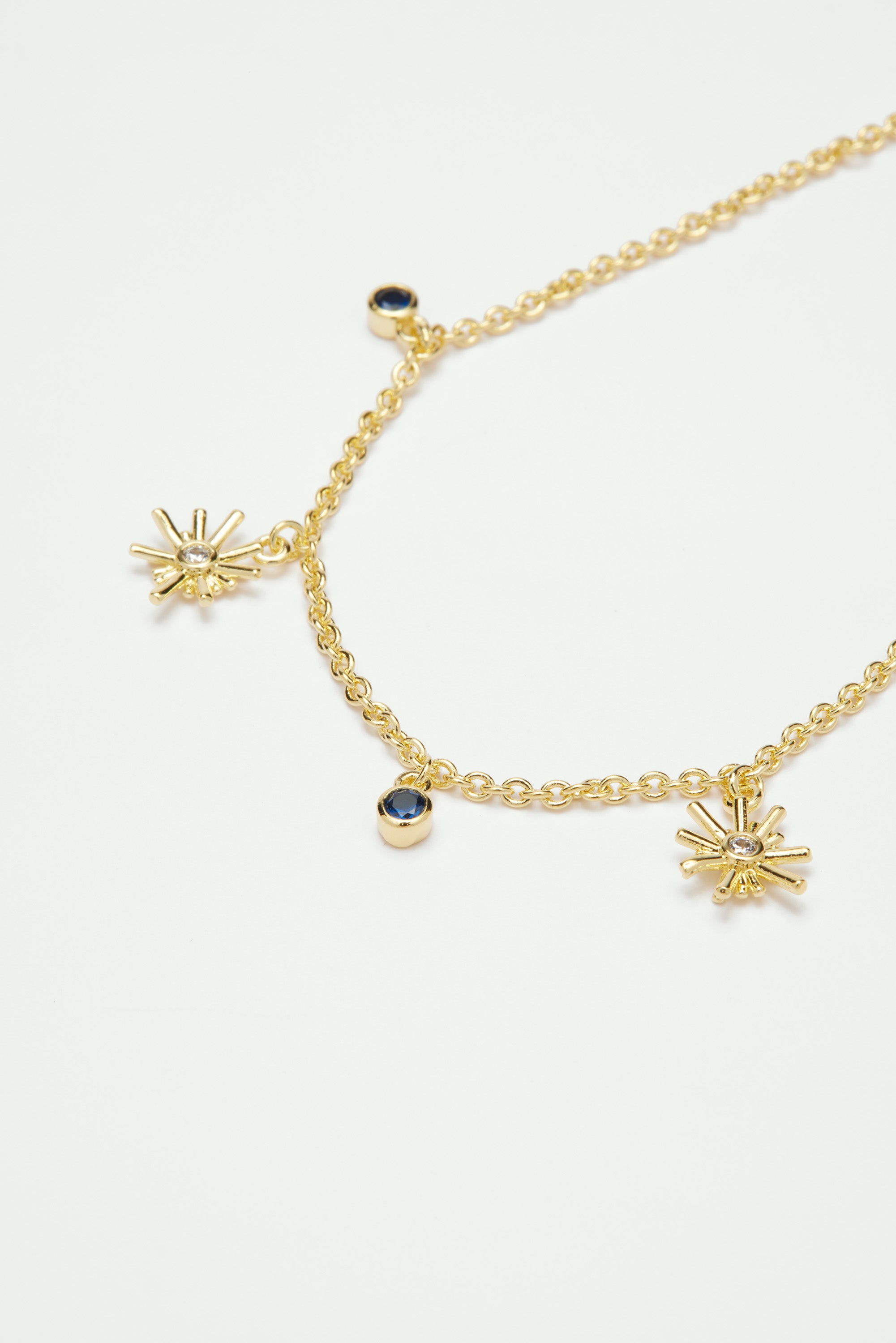 Bracelet charms étoiles dorées et pierre bleu nuit