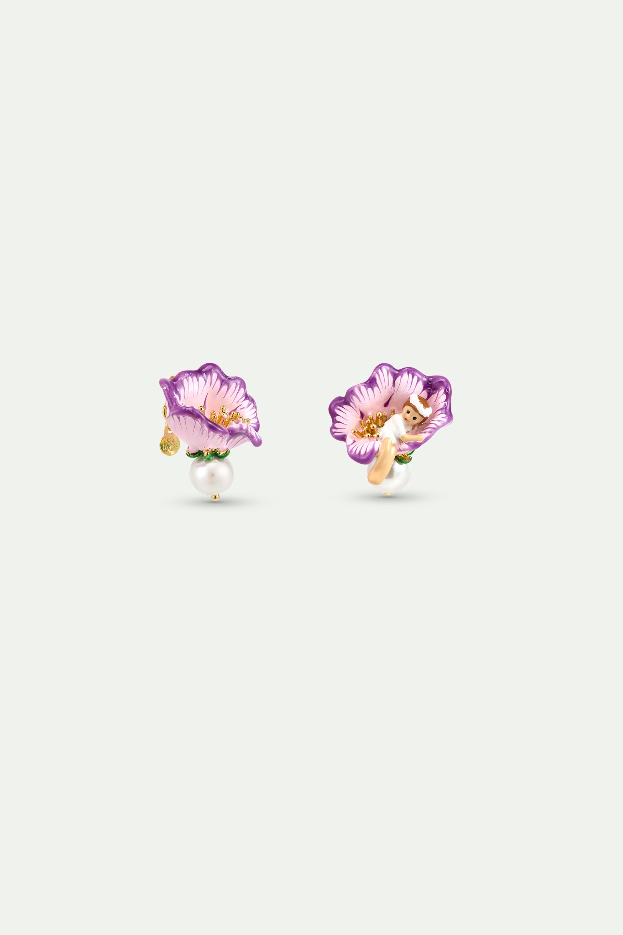 Boucles d'oreilles asymétriques fleur de mauve, Petite Poucette et perle fantaisie