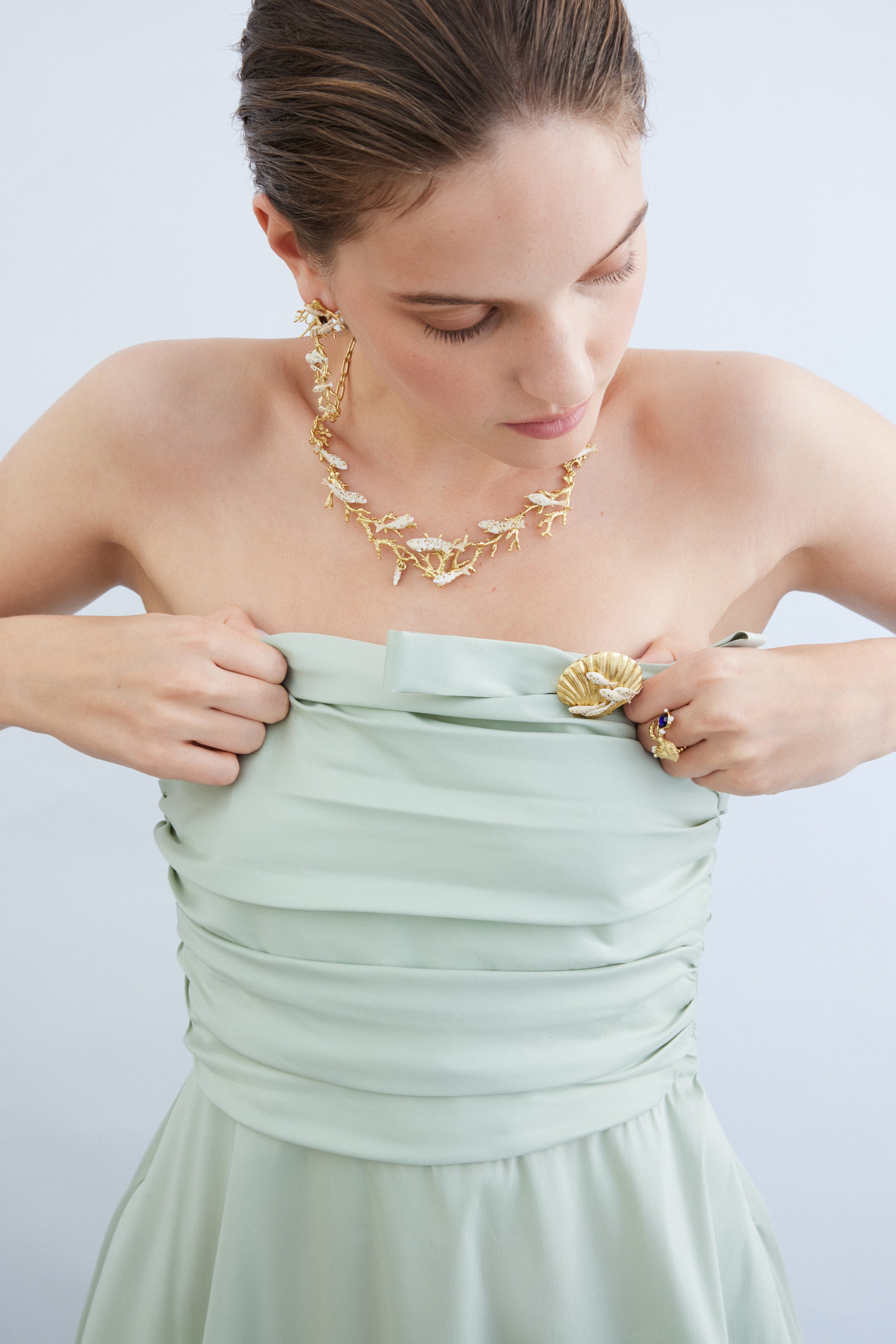 Collier plastron coraux dorés et poissons blancs