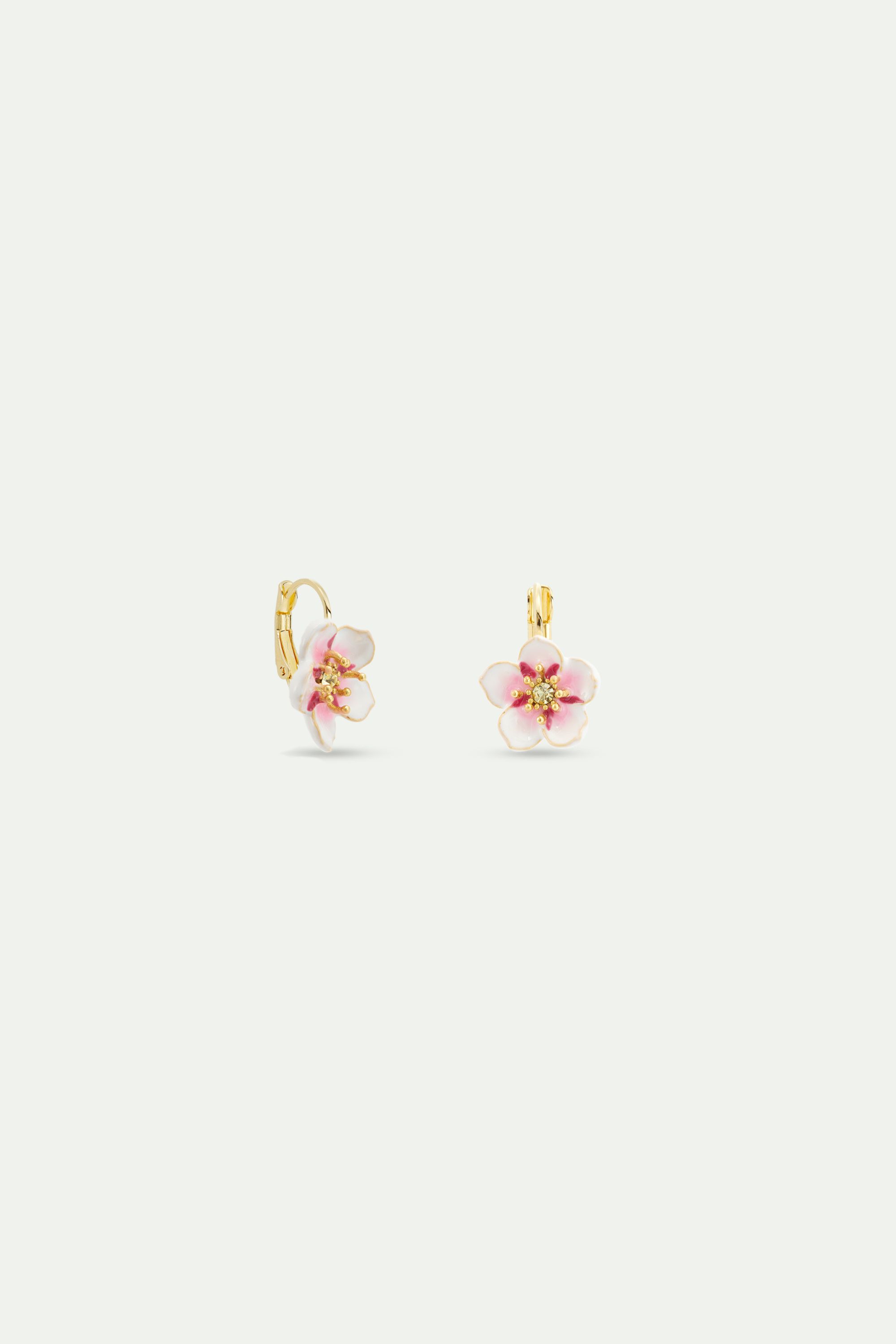 Boucles d'oreilles dormeuses mini fleur blanche de cerisier