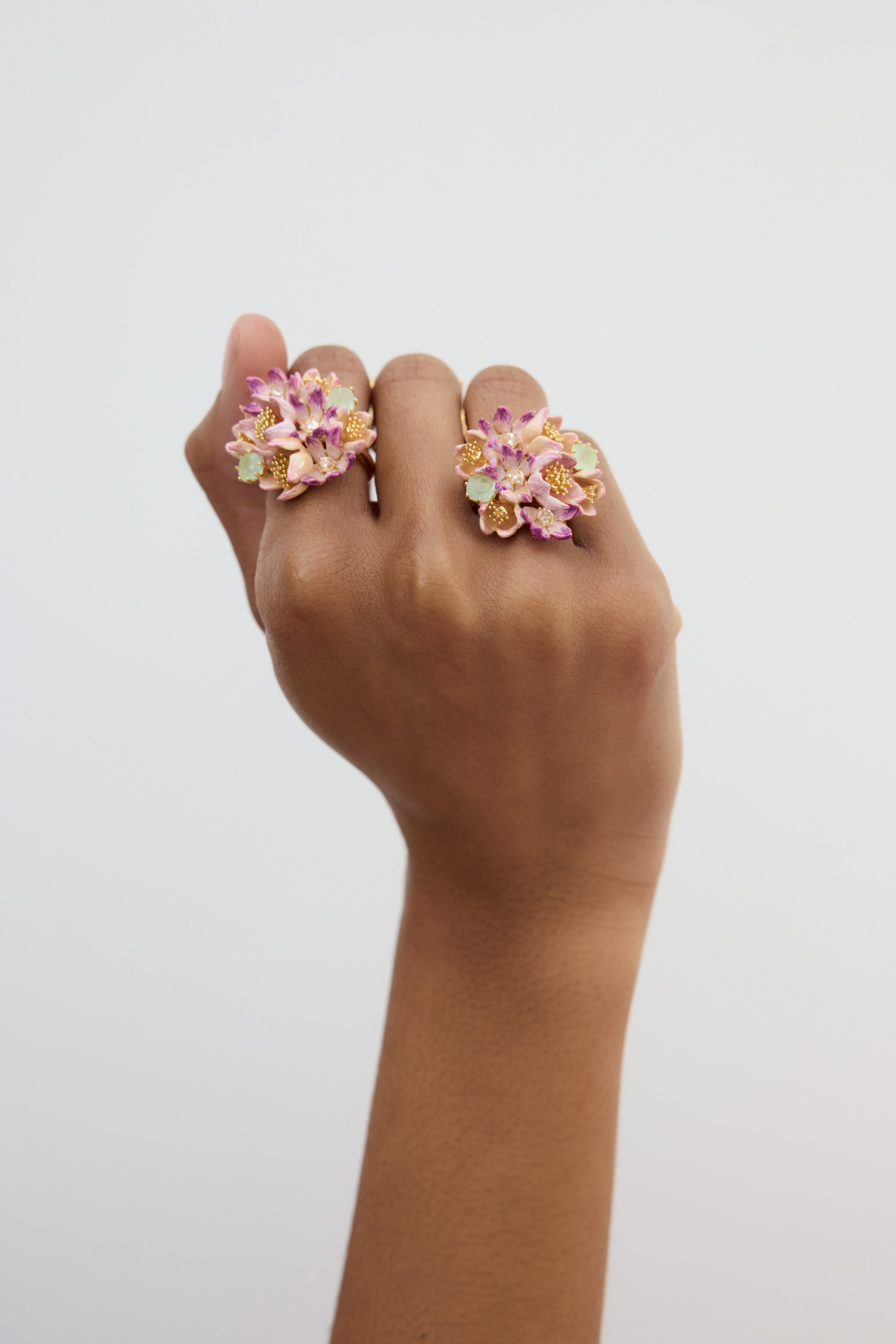 Bague bouquet d'hellébores rose et violette et verres facettés verts