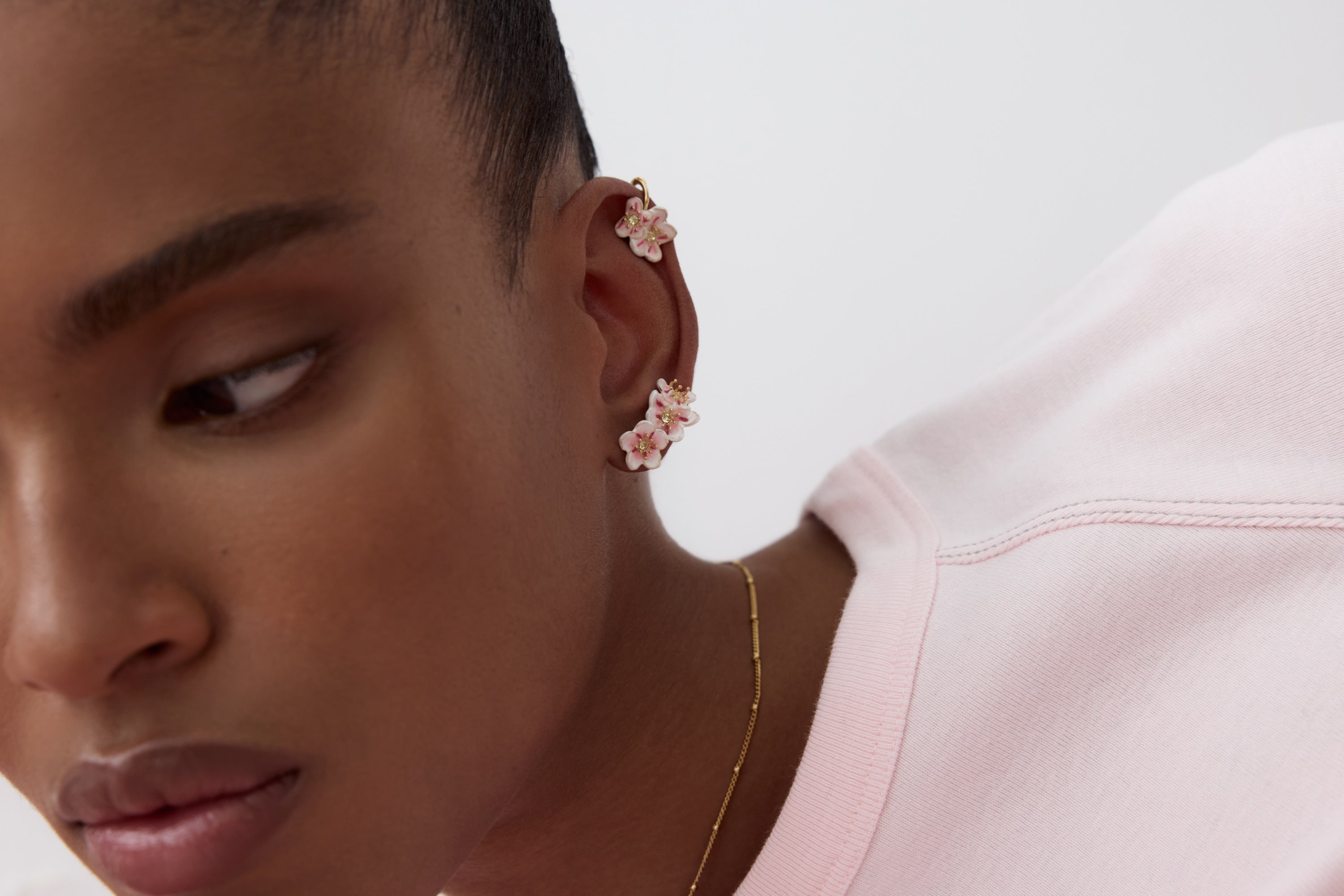 Boucles d'oreilles duo de mini fleurs blanches de cerisier