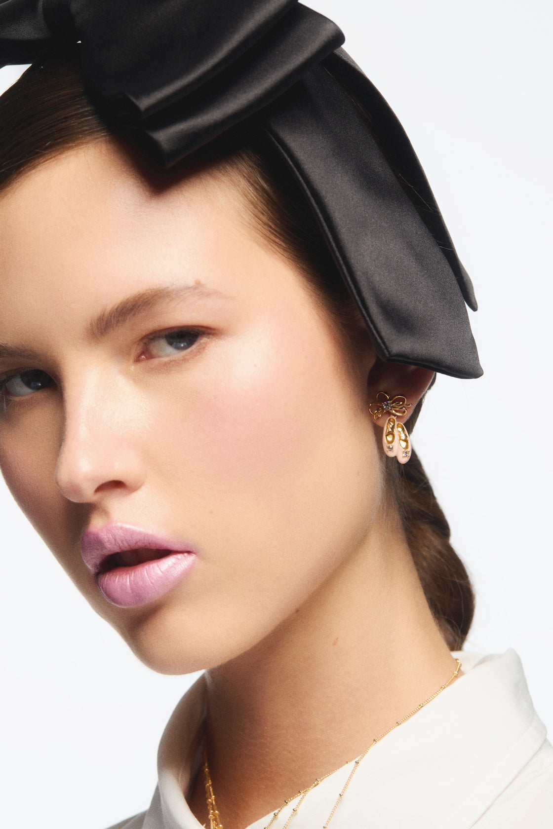 Boucles d'oreilles chausson rose et ruban doré