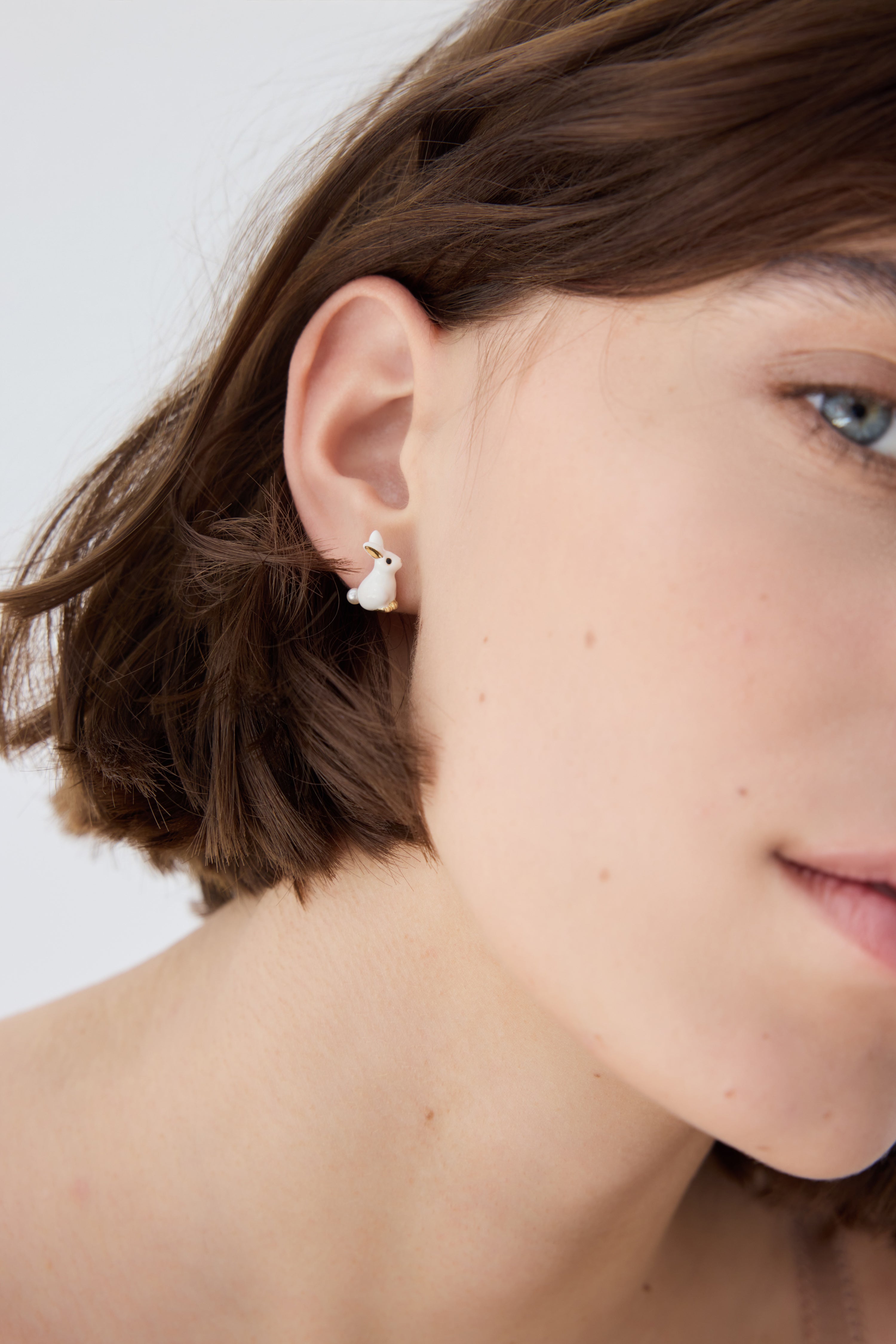 Boucles d'oreilles asymétriques lapin et fleur rose