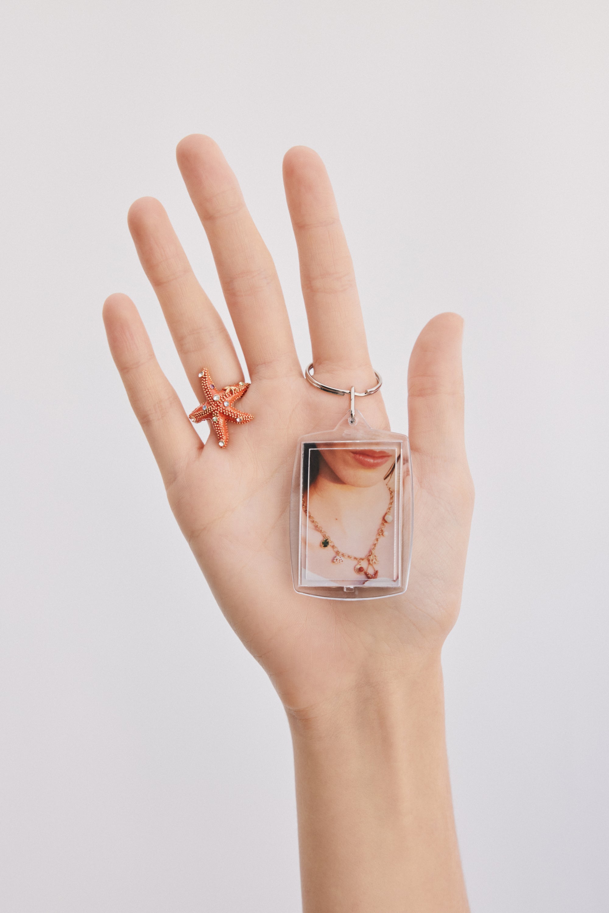 Bague ajustable étoile de mer orange et cristaux multicolores