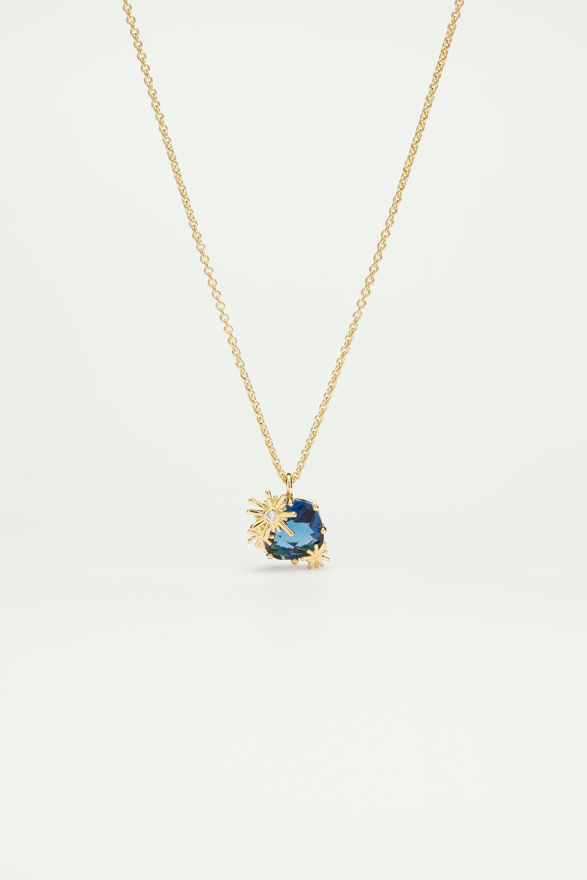 Collier pendentif étoiles dorées et pierre carrée