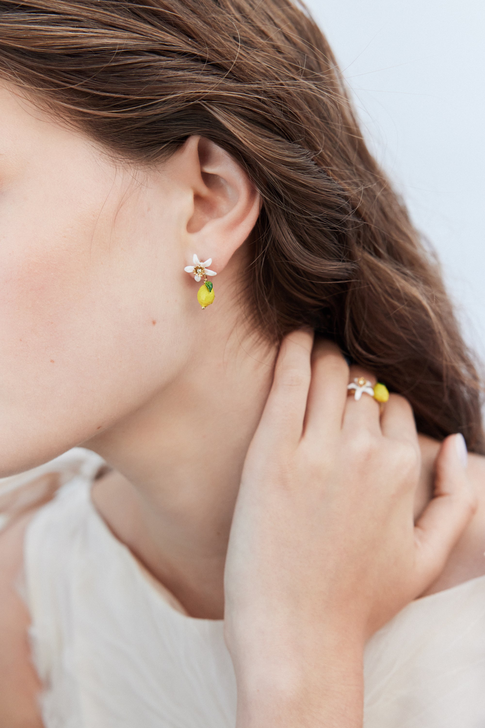 Boucles d'oreilles citron et fleur blanche