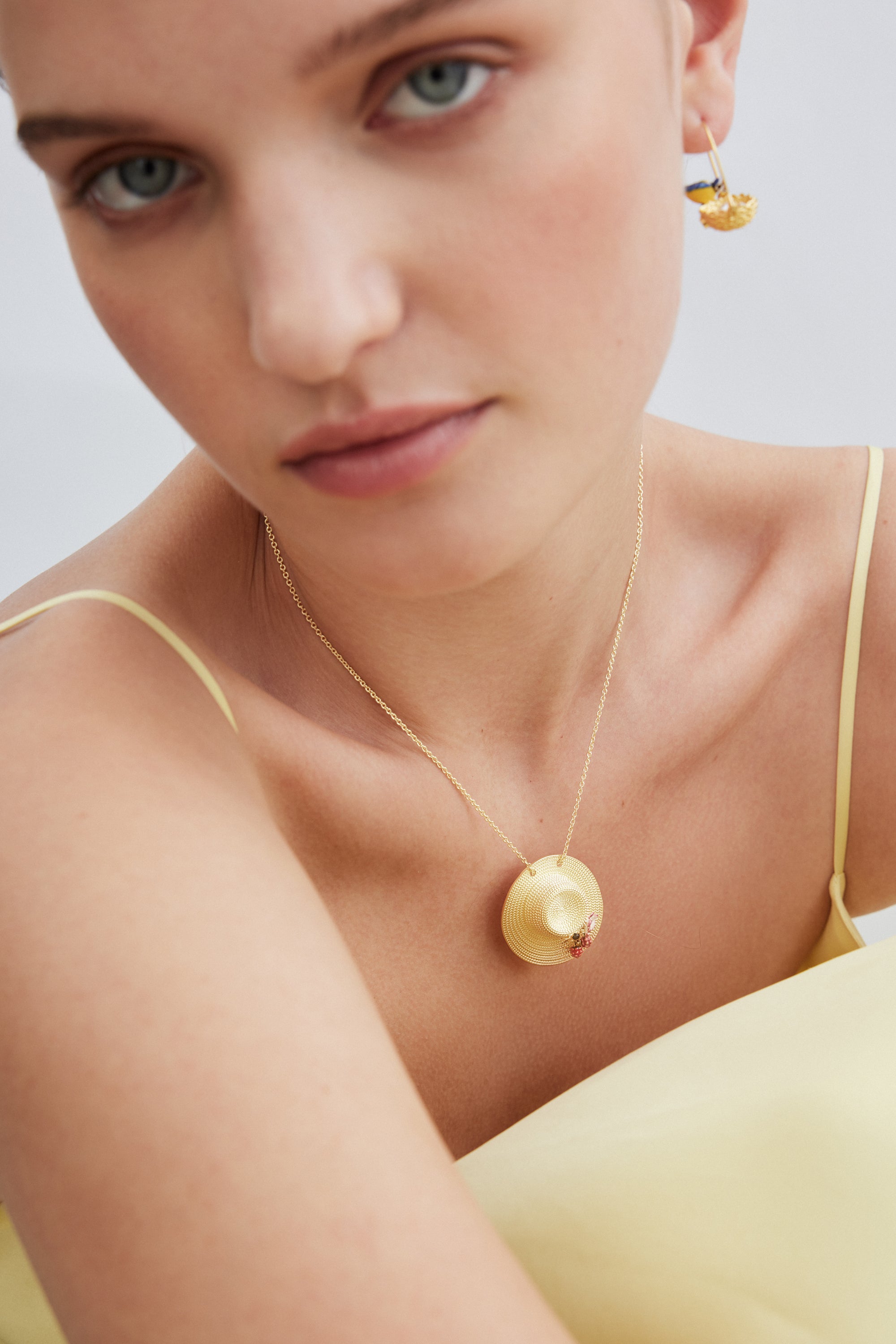 Collier pendentif chapeau doré, cosmos, abeille, framboise et cristal rose