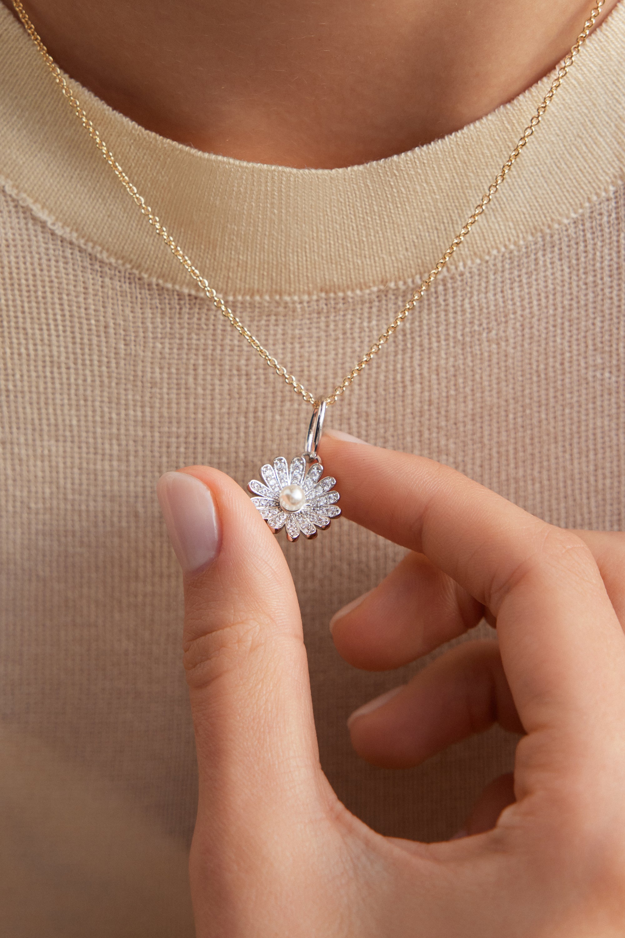 Pendentif Marguerite argentée, Innocence et Évolution