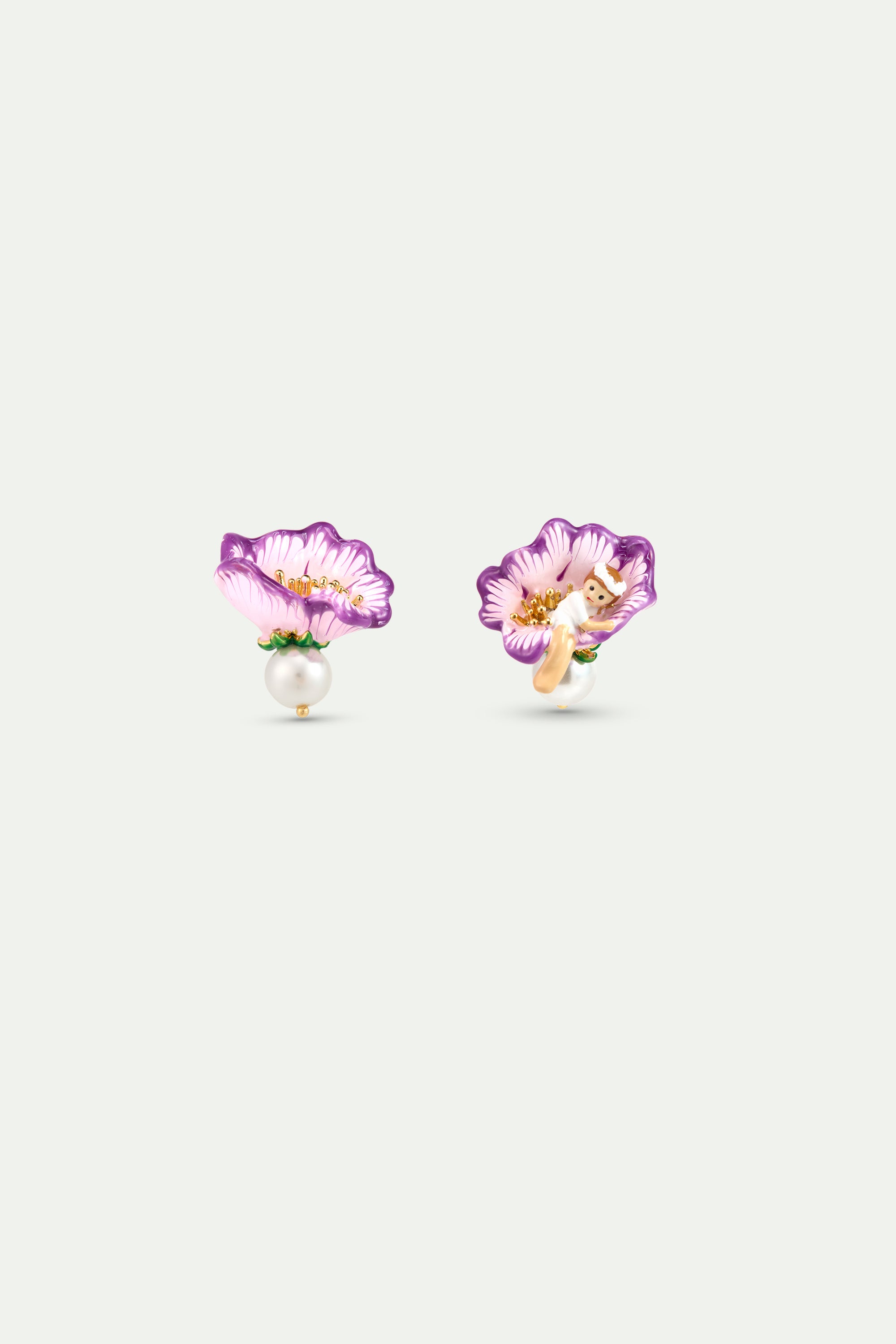 Boucles d'oreilles asymétriques fleur de mauve, Petite Poucette et perle fantaisie