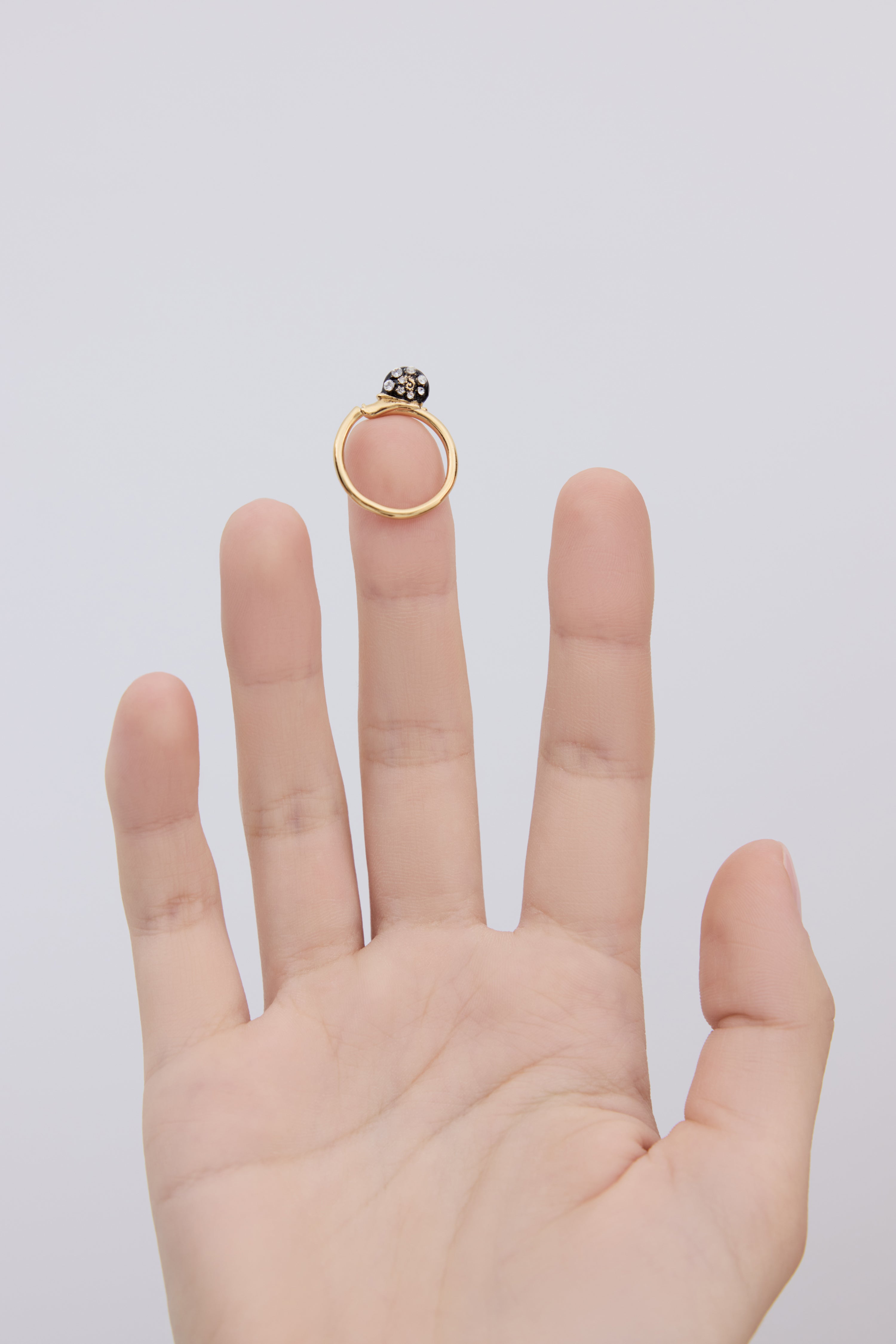 Bague ajustable escargot noir et doré, cristaux