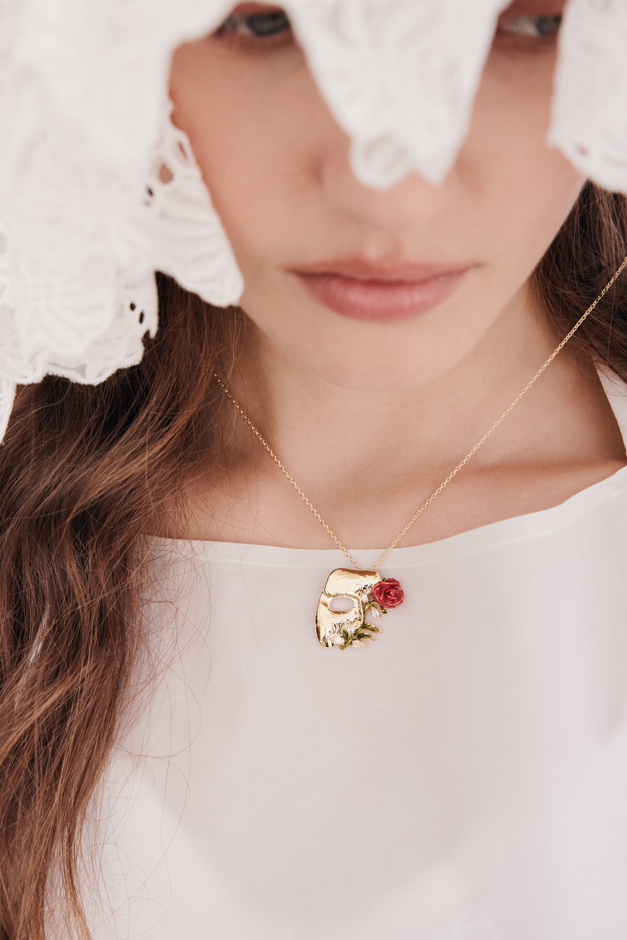 Collier pendentif masque doré, rose et cristaux