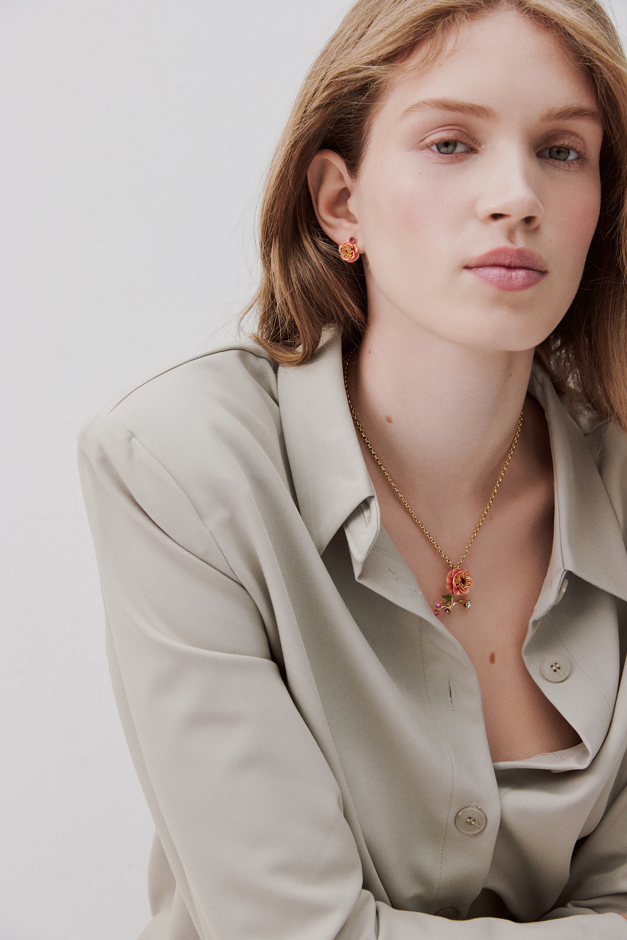 Collier anémone rose, boutons de rose et cristal