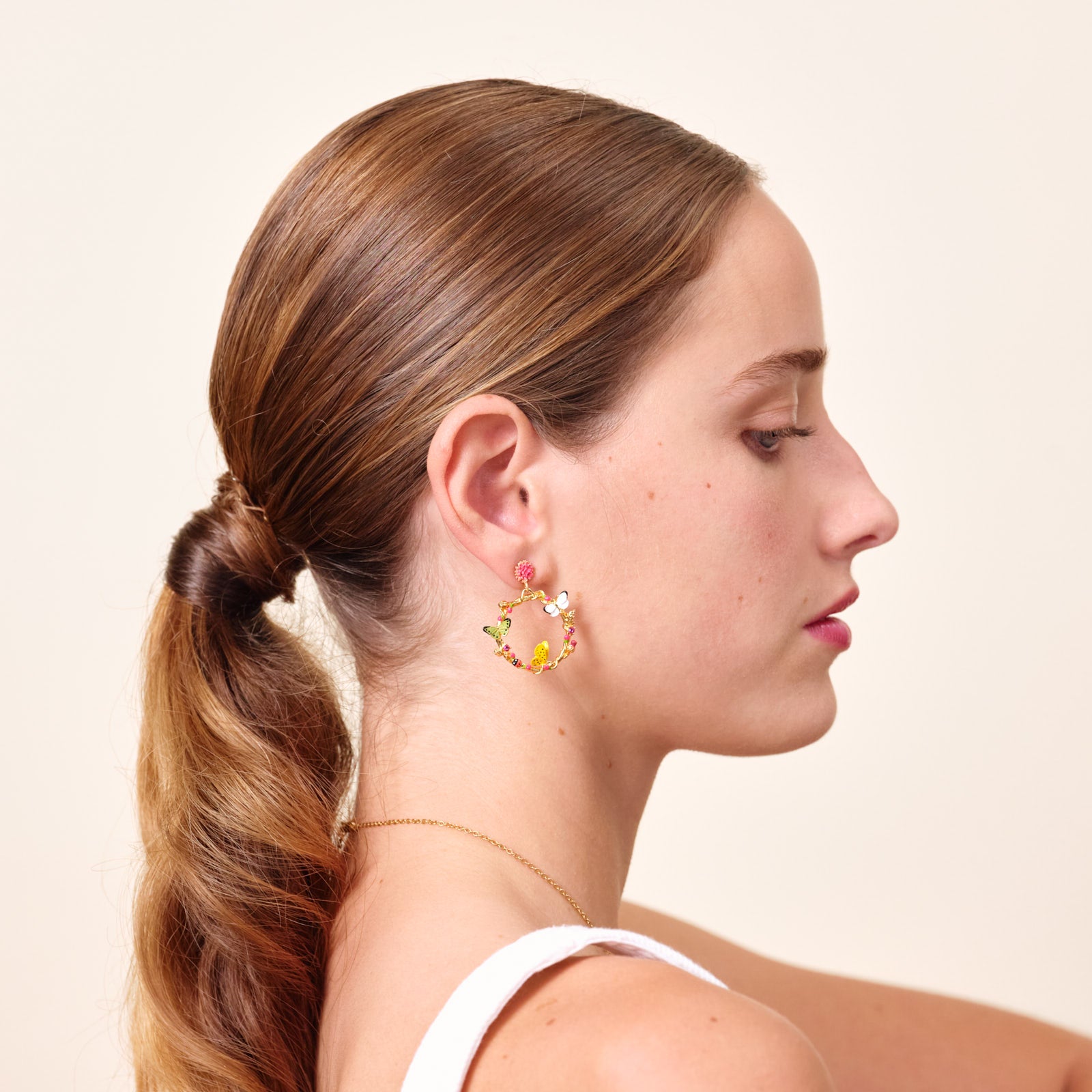 Boucles d'oreilles tiges pendantes papillons et éléments végétaux