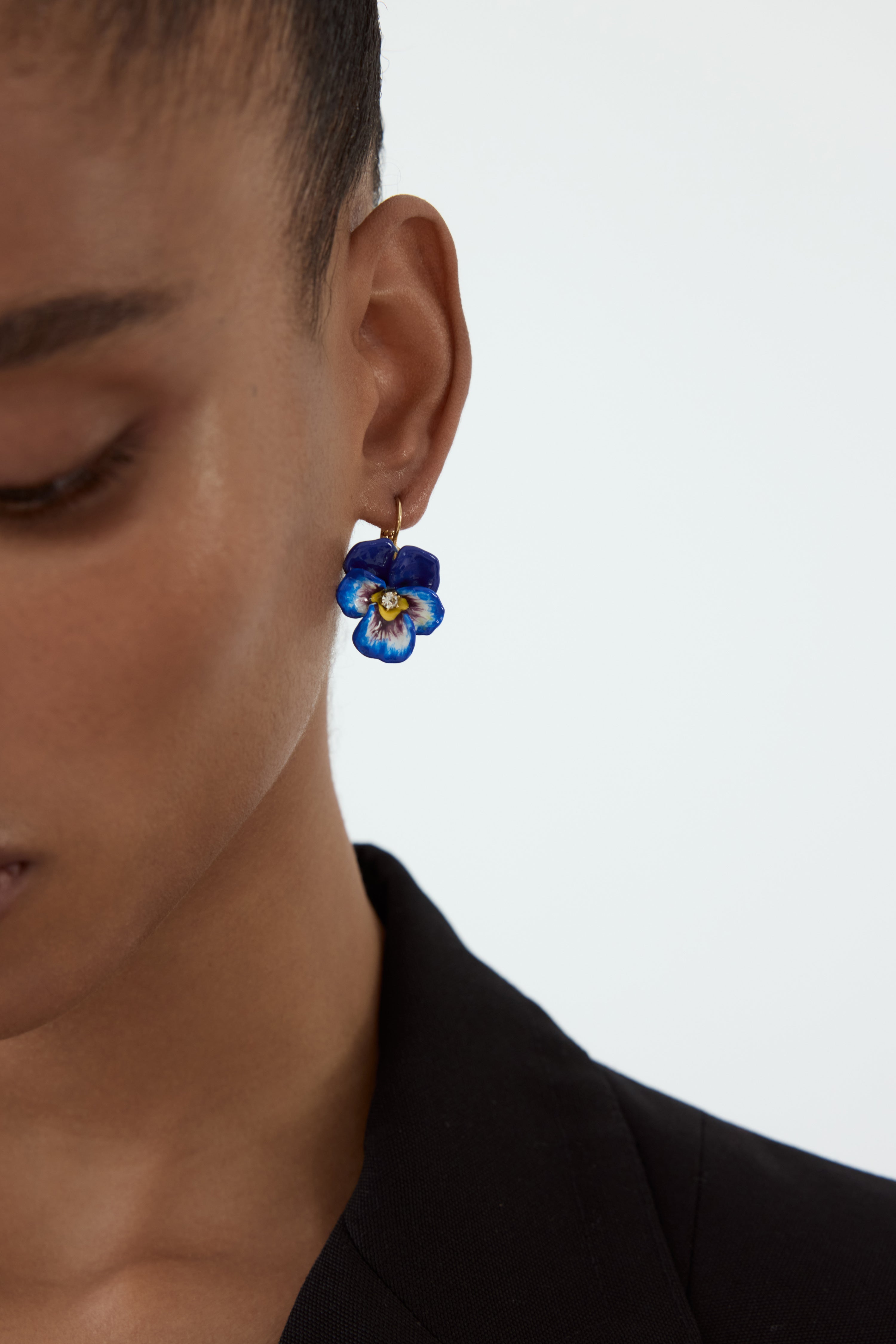 Boucles d'oreilles dormeuses pensée bleu et cristal