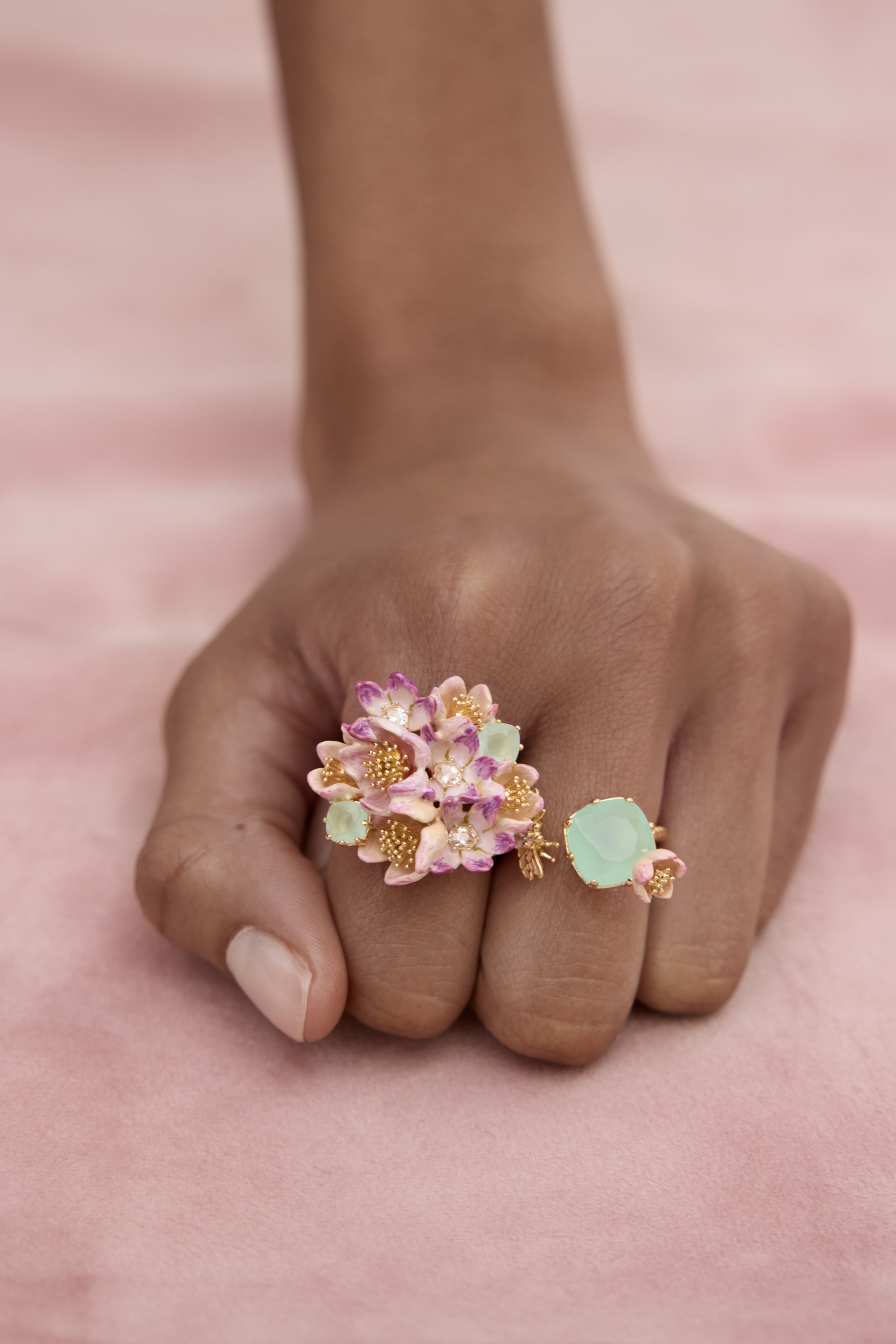 Bague bouquet d'hellébores rose et violette et verres facettés verts