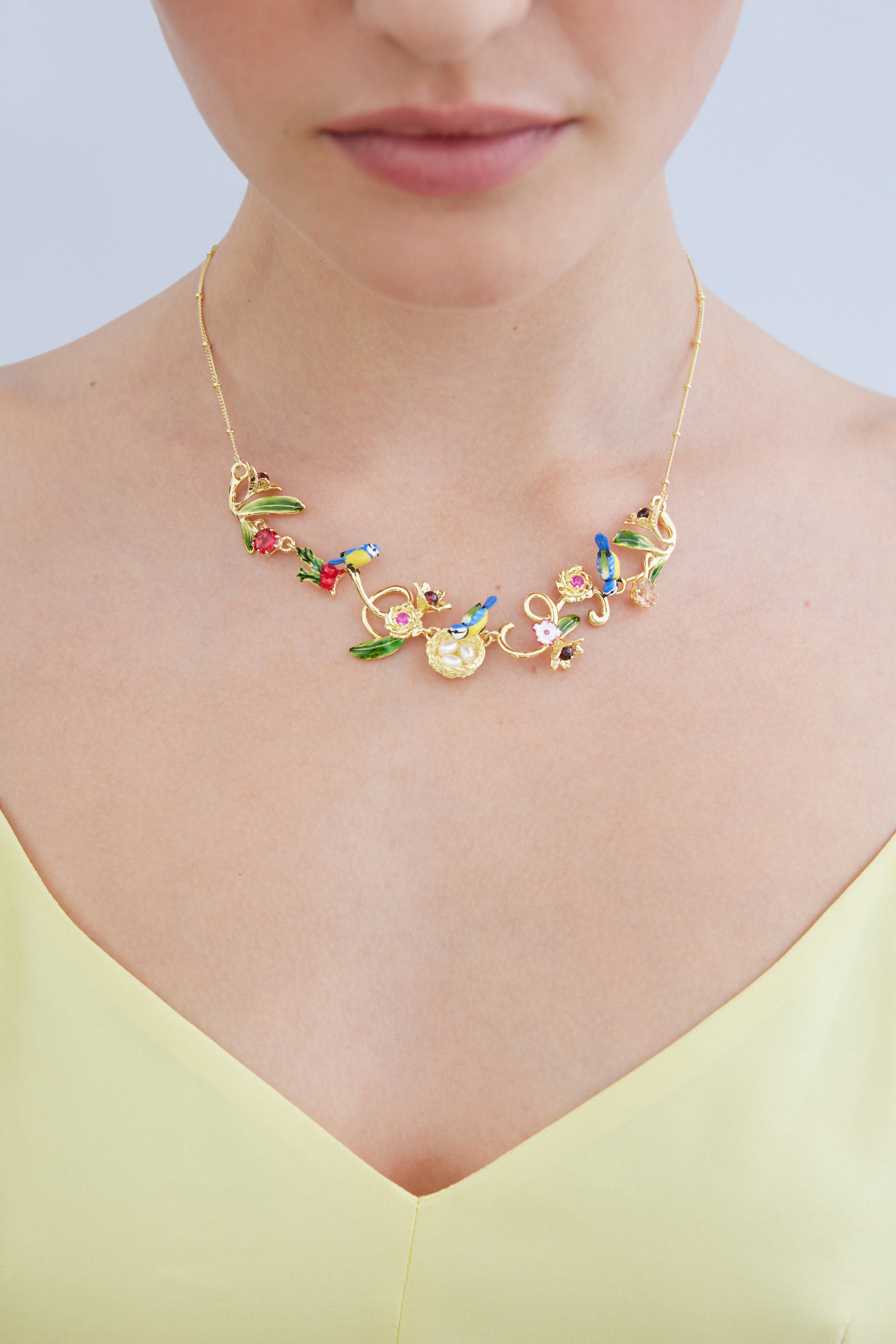 Collier nid doré, mésanges, perles et pierres roses