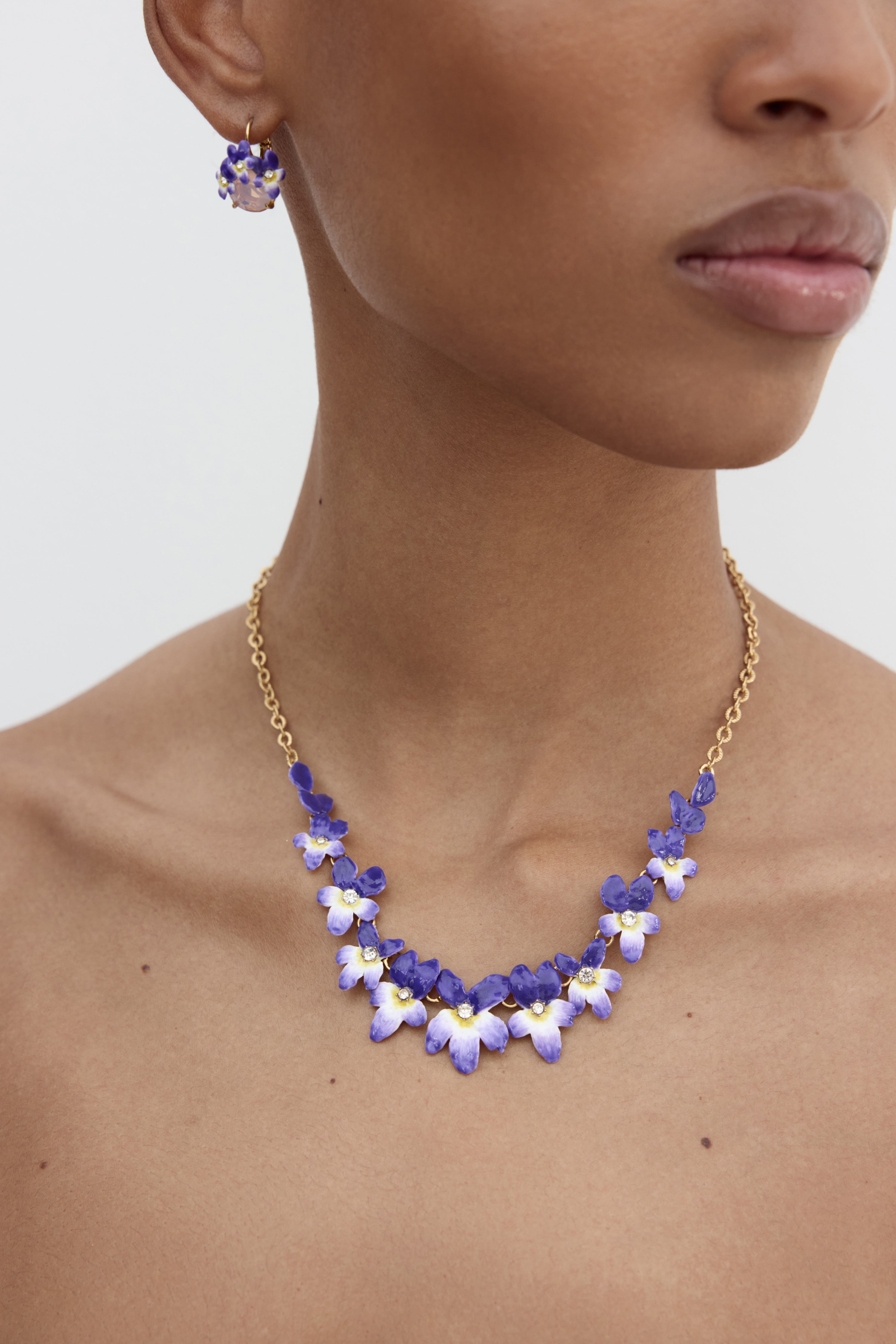 Collier plastron violettes et cristaux facettés