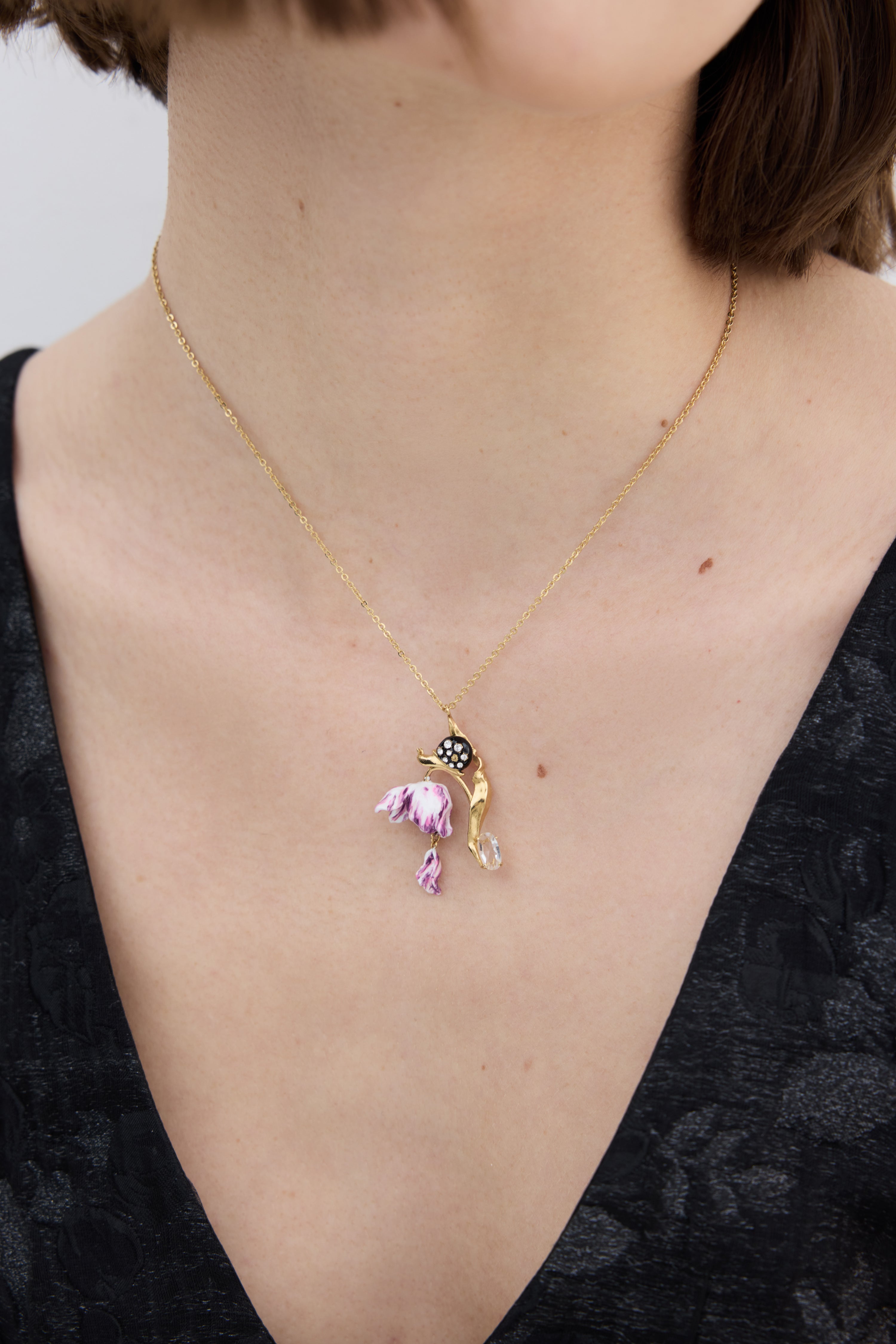 Collier pendentif tulipe violette, escargot et cristal