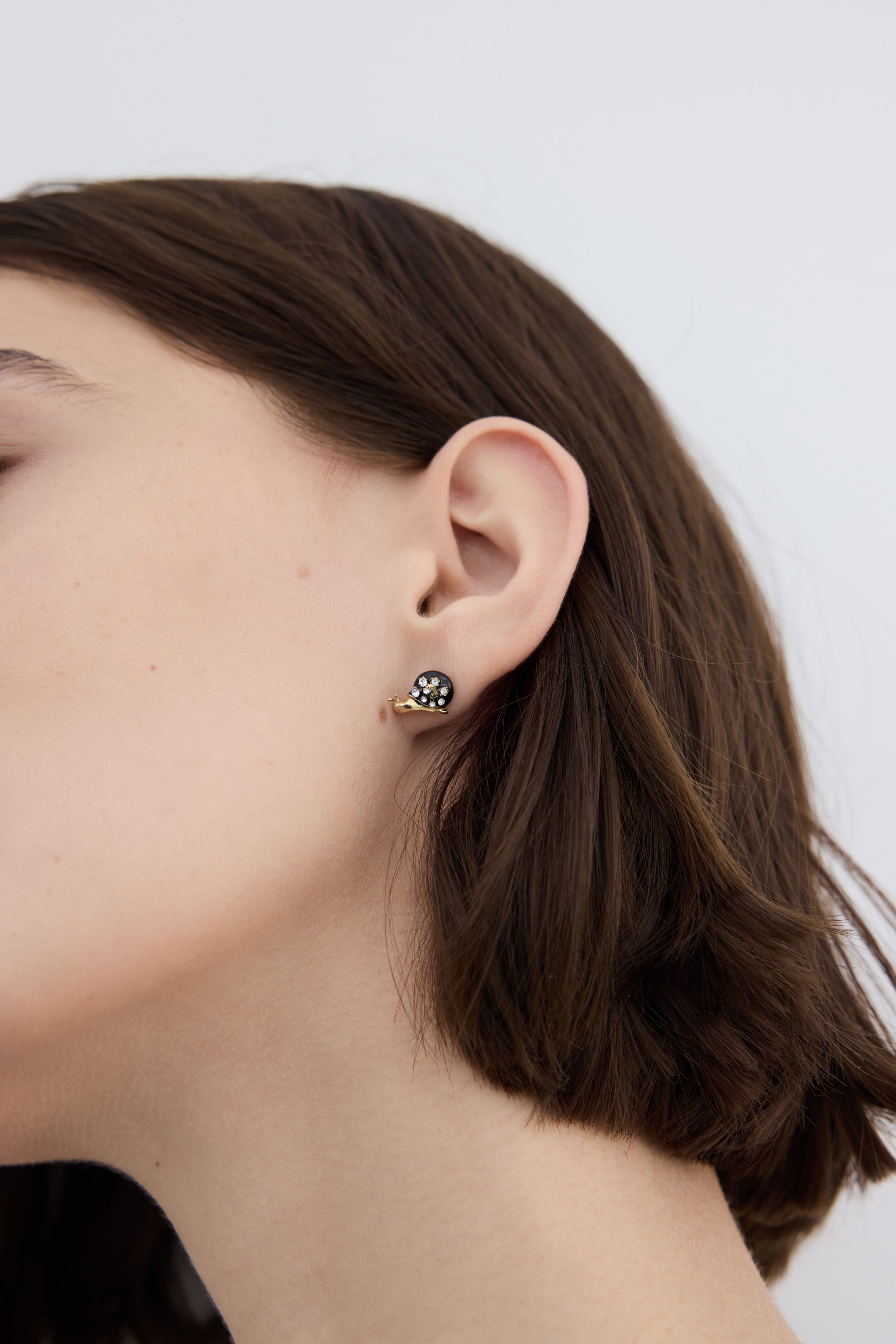 Boucles d'oreilles tiges escargot noir et doré, cristaux