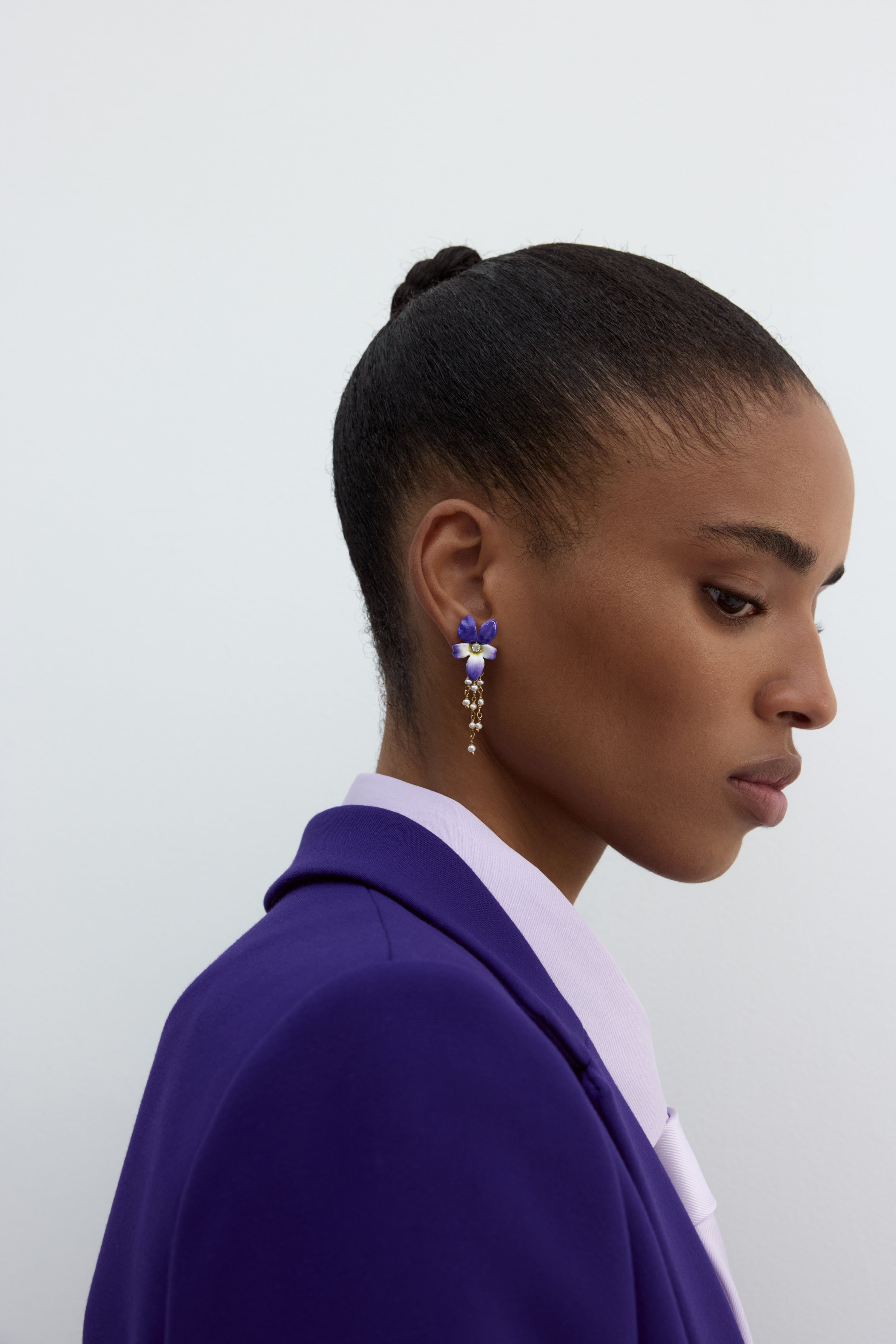 Boucles d'oreilles pendantes violette et perles de culture