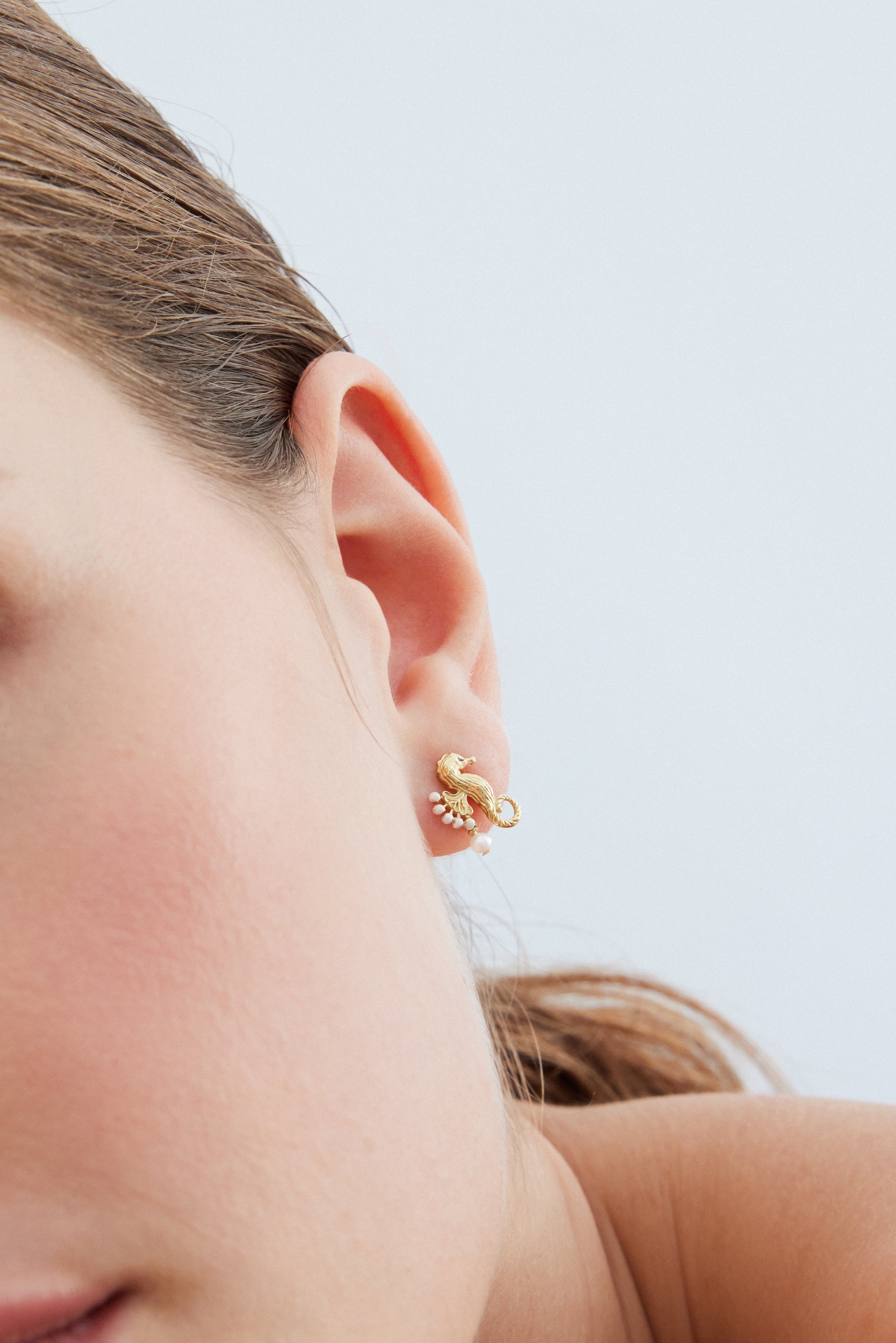 Boucles d'oreilles hippocampe doré et perles blanches