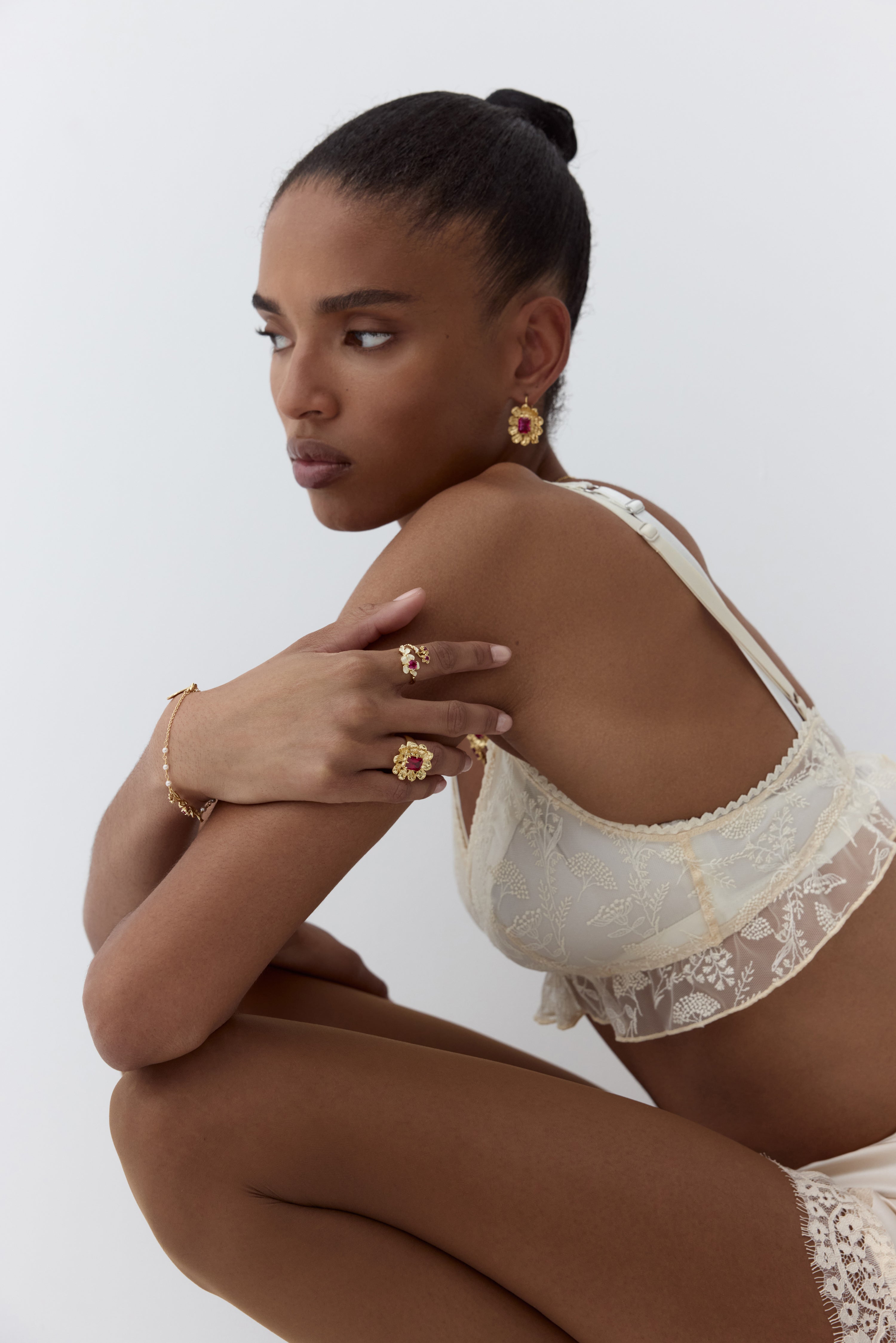 Bague anémone dorée et pierre rose