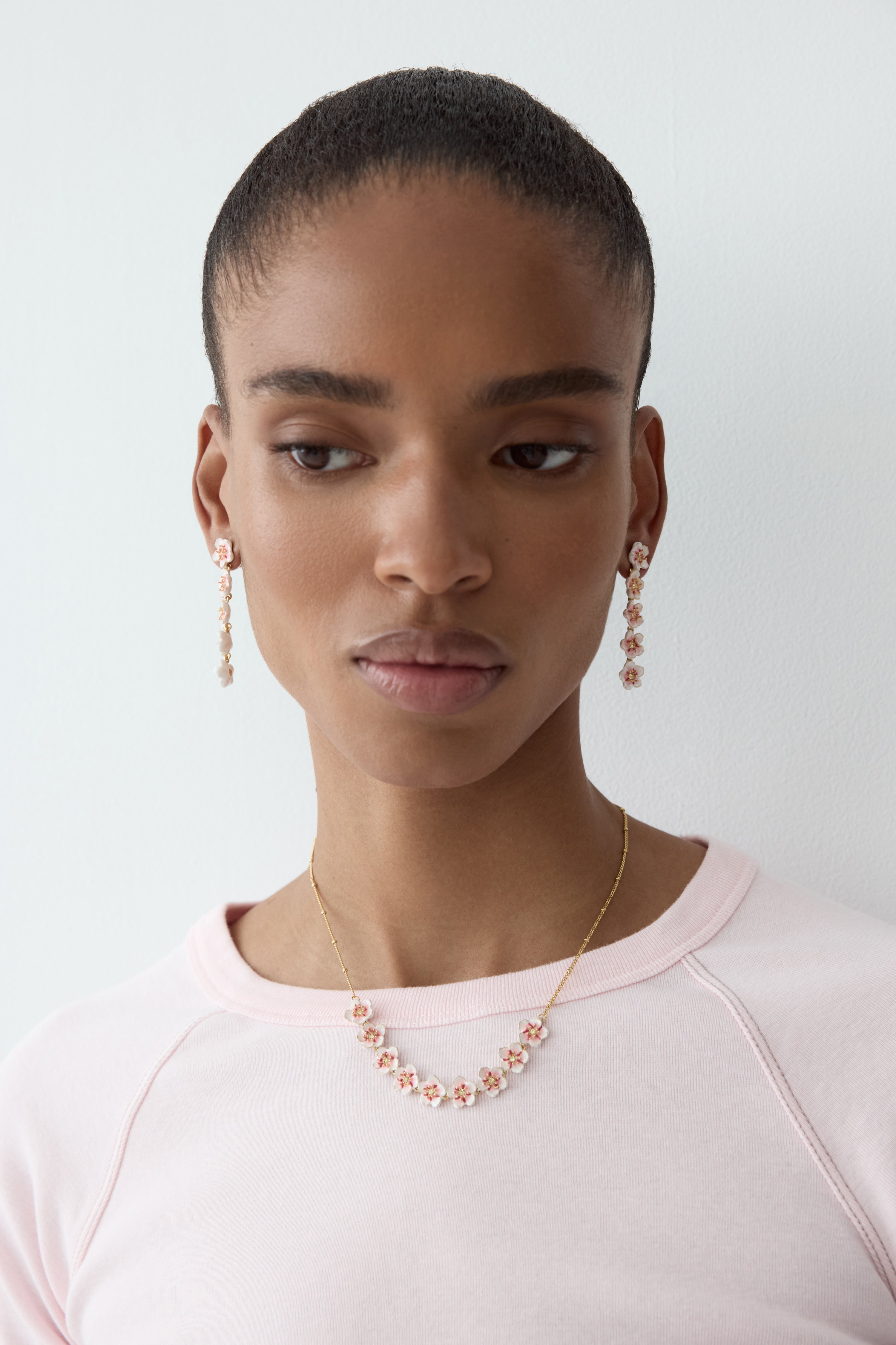 Collier plastron mini fleurs blanches de cerisier