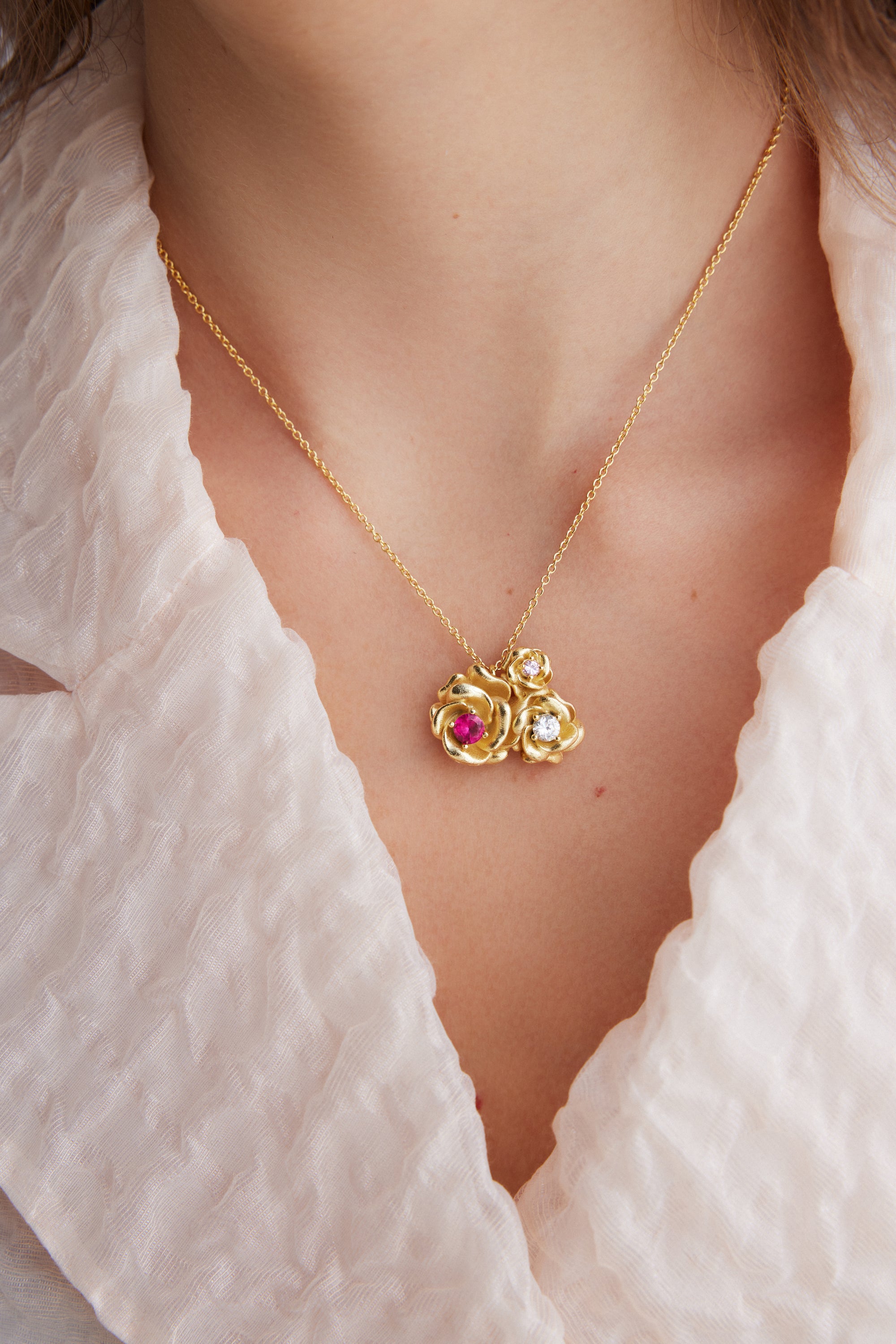 Collier pendentif roses dorées Mona Lisa et pierres rondes