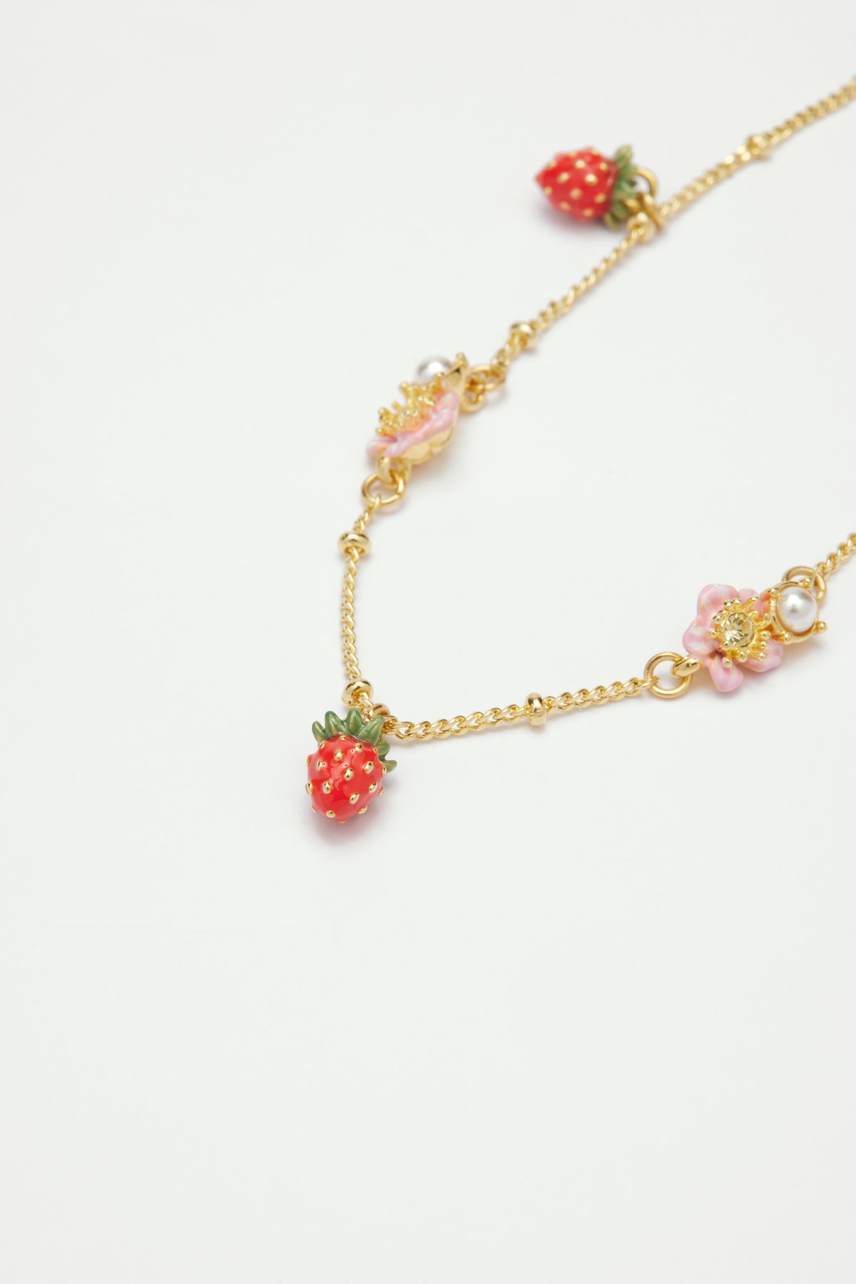 Bracelet charms fraises des bois et fleurs roses