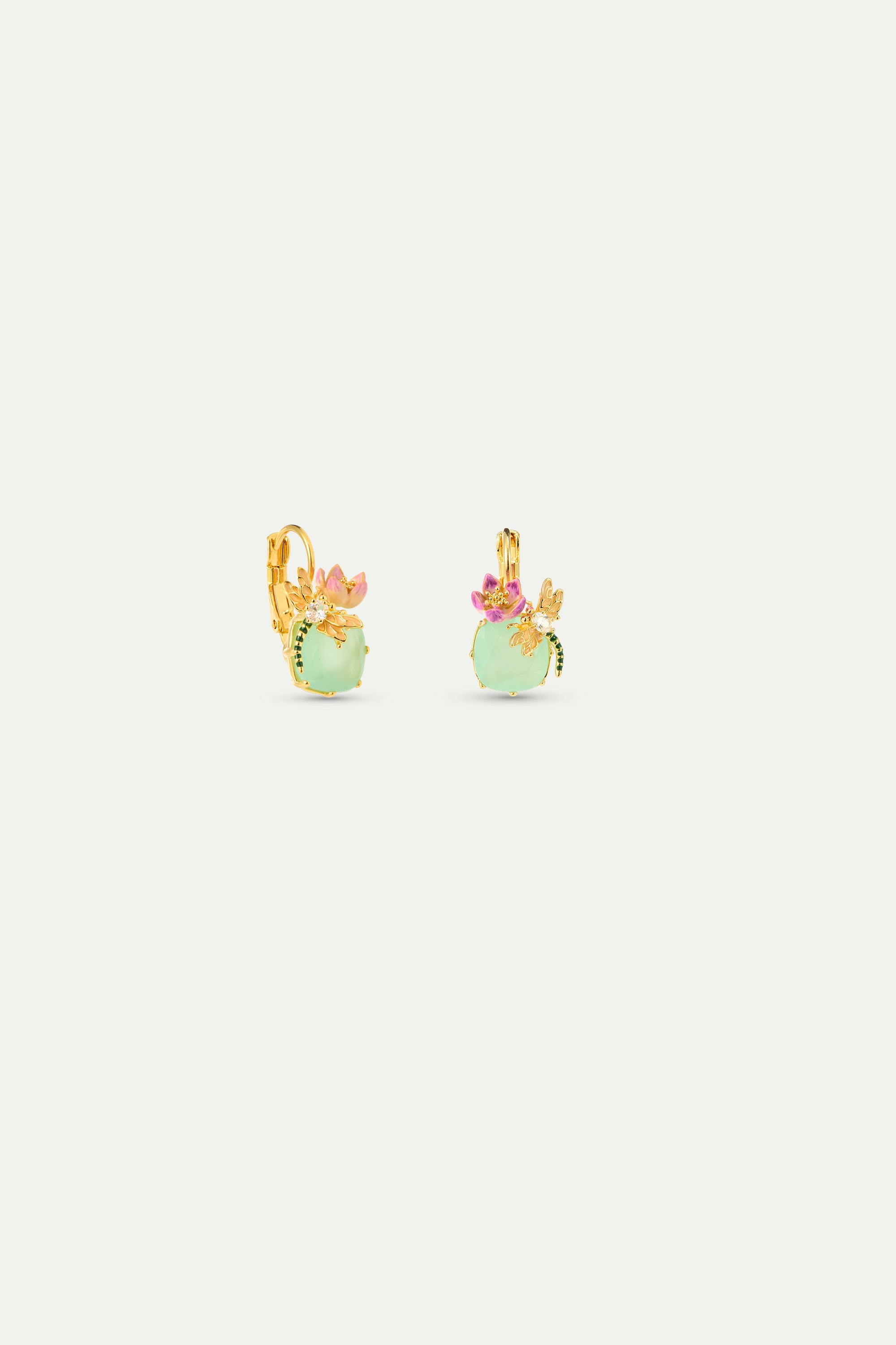 Boucles d'oreilles dormeuses asymétriques libellule, hellébore et verre facetté vert