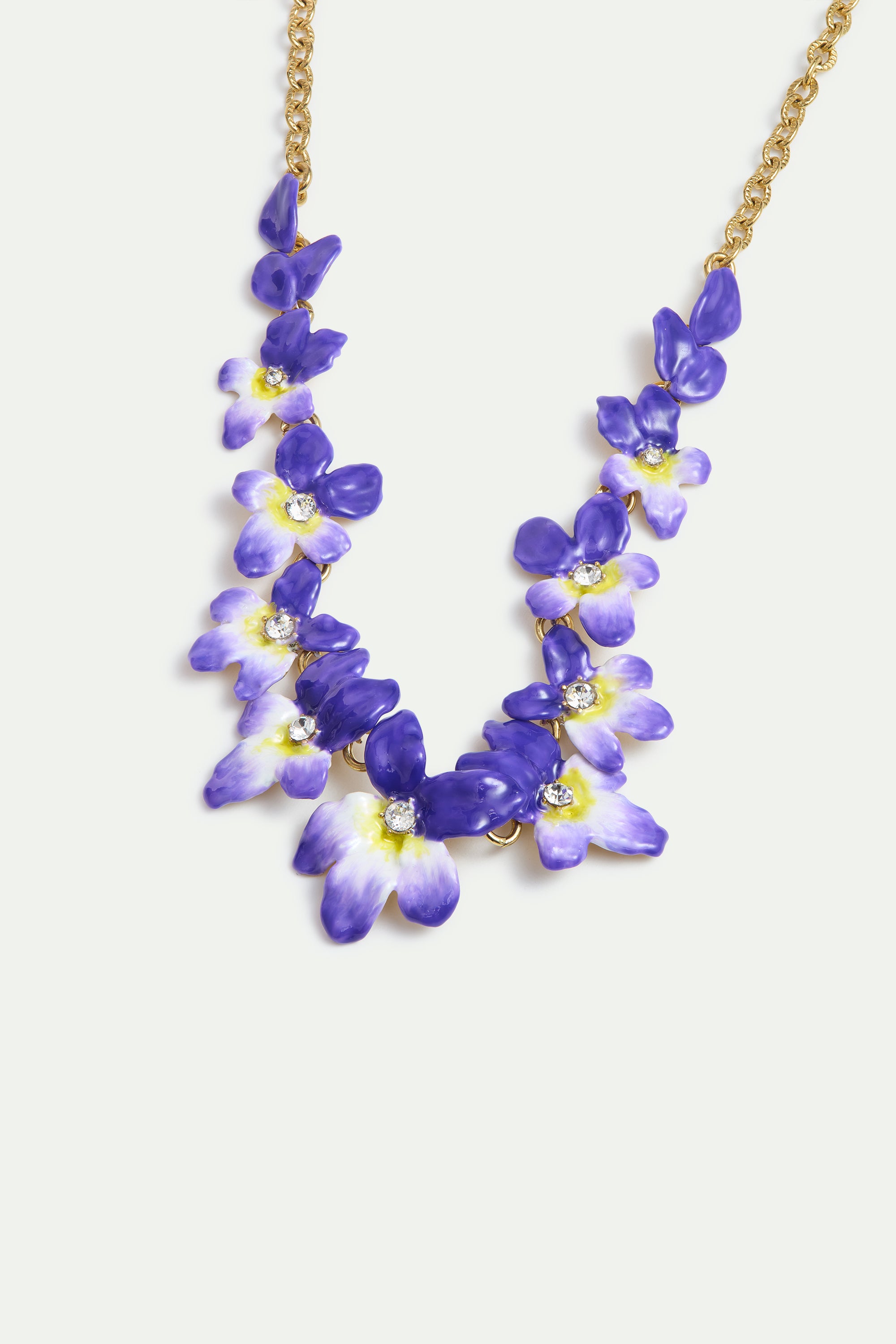 Collier plastron violettes et cristaux facettés