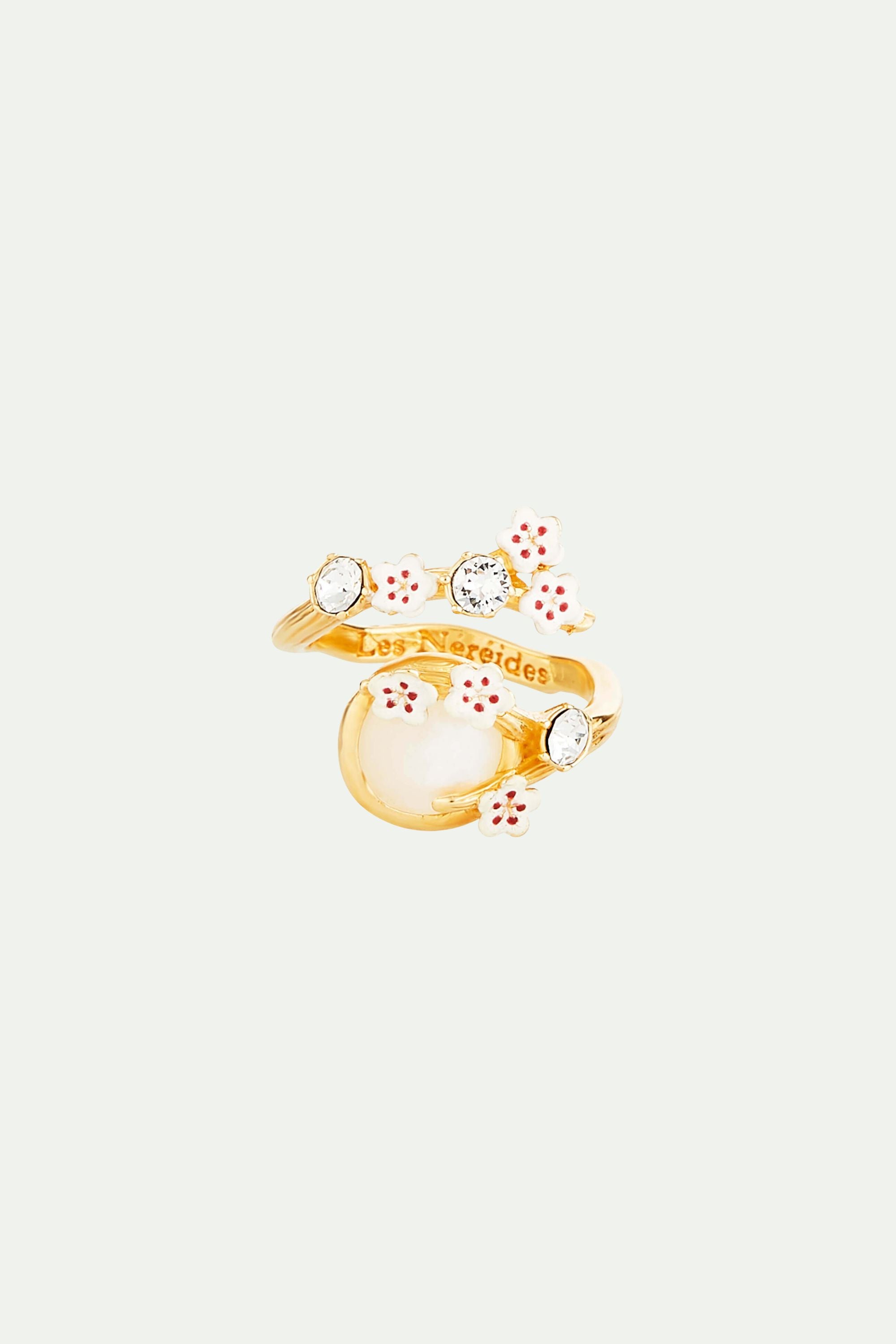 Bague ajustable cabochon de nacre, fleurs de cerisier et cristaux