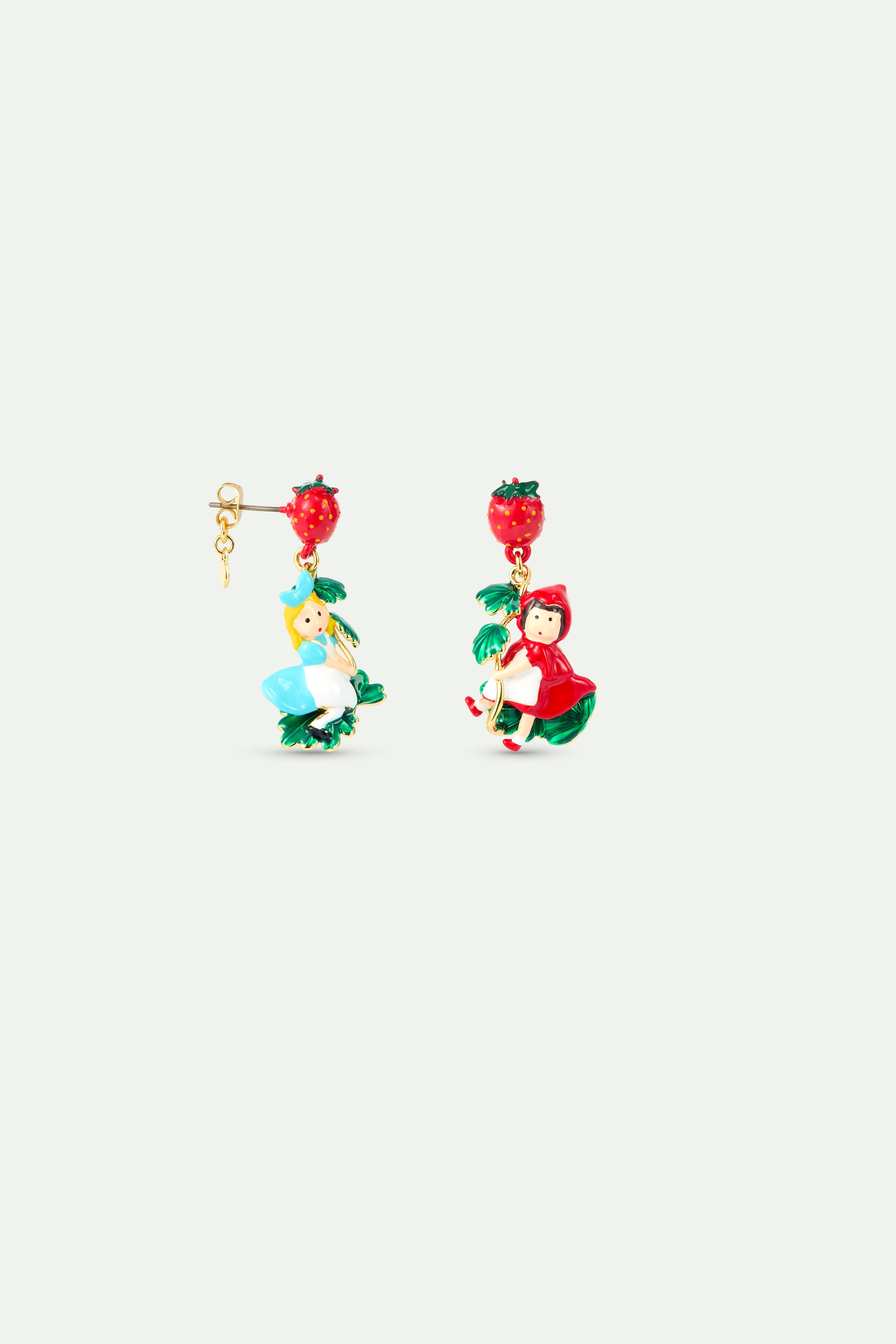 Boucles d'oreilles asymétriques Alice et Petit Chaperon Rouge sur fraisier