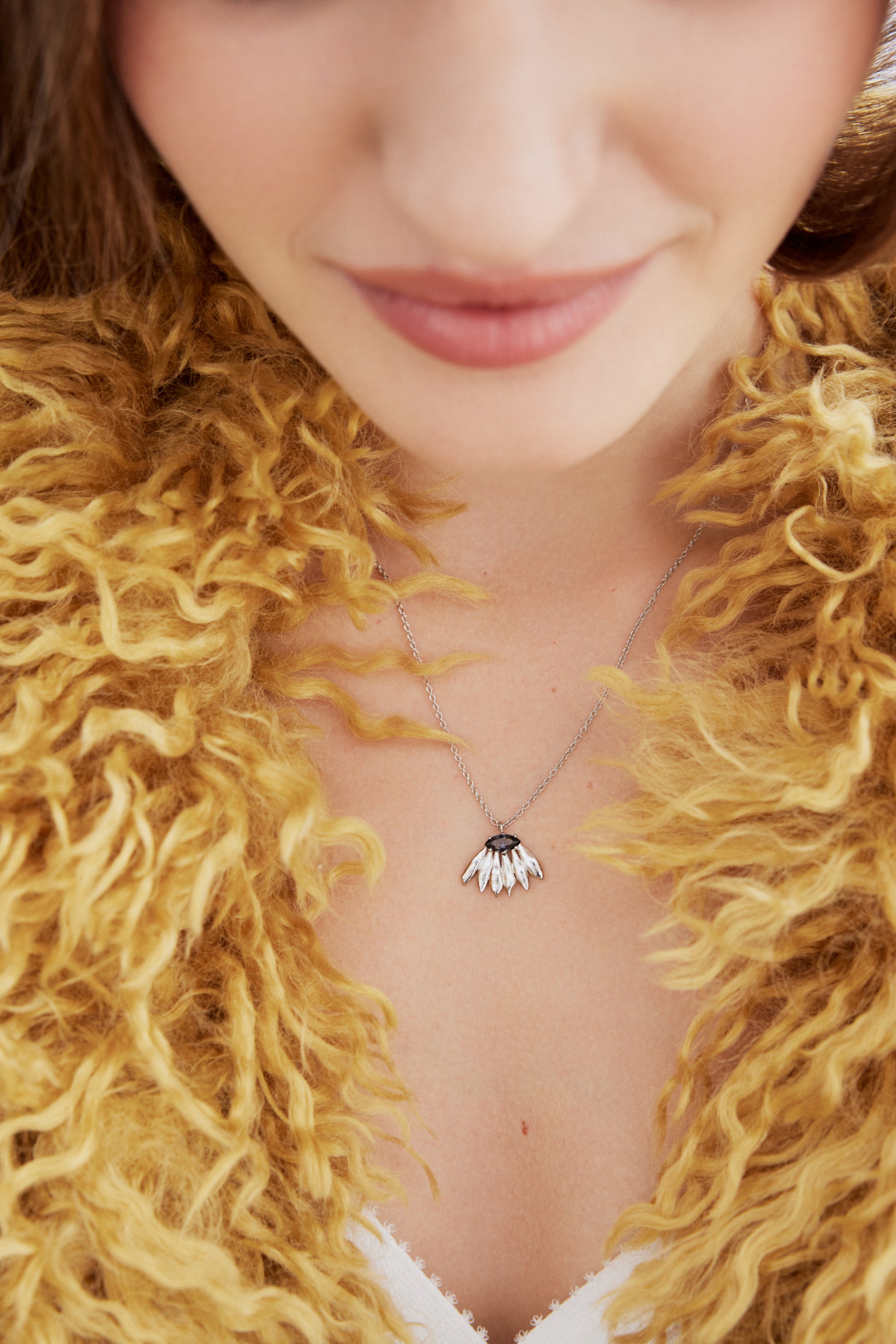 Collar colgante plateado flor de girasol y piedra violeta