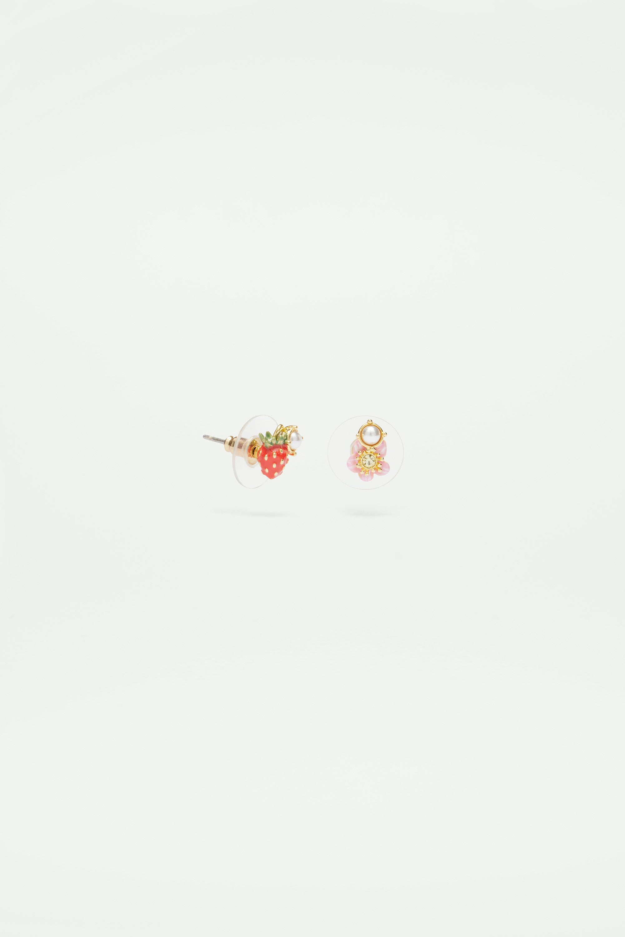 Boucles d'oreilles tiges asymétriques fraises des bois et fleurs rose