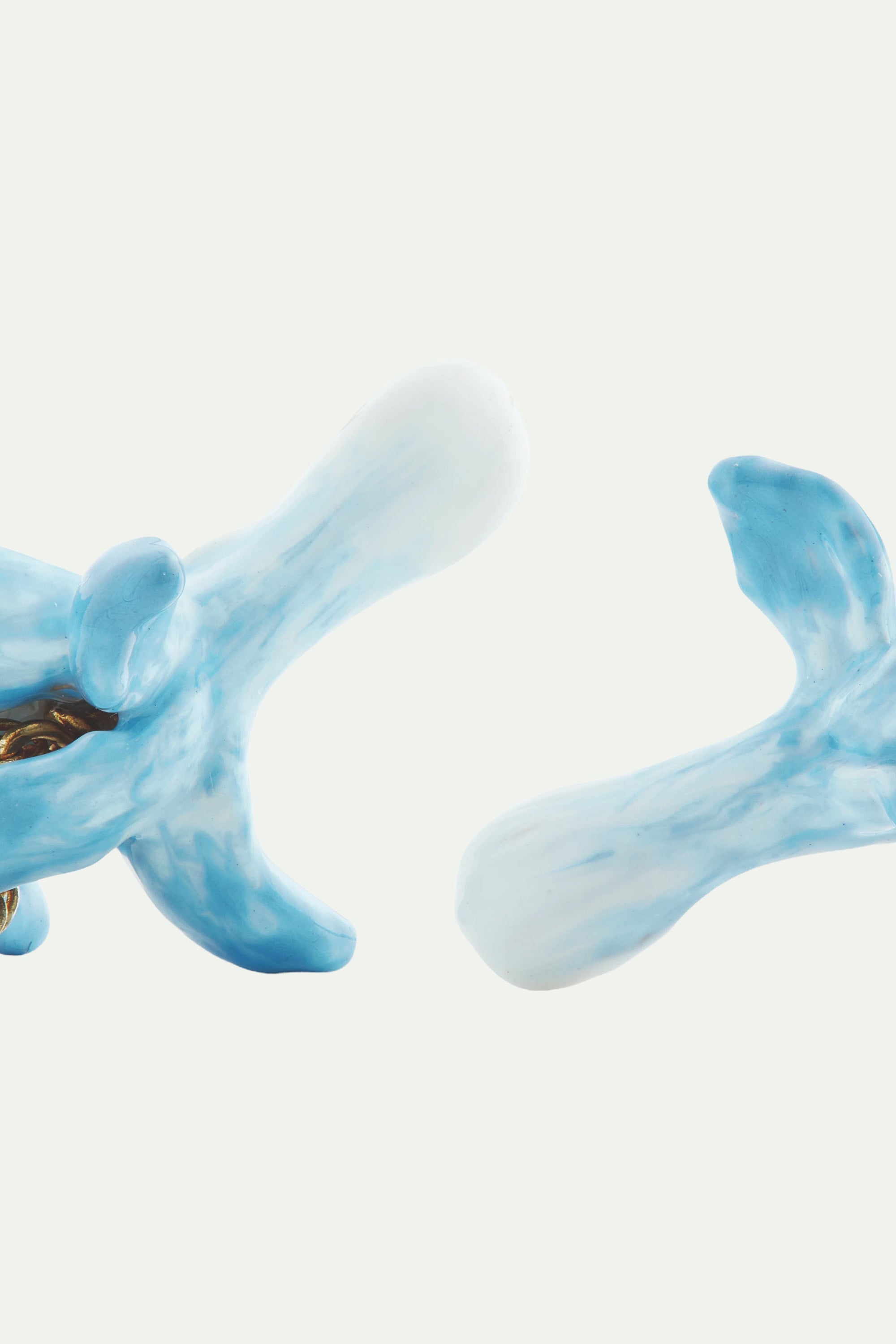 Boucles d'oreilles tiges pendantes fleur bleue et cristaux
