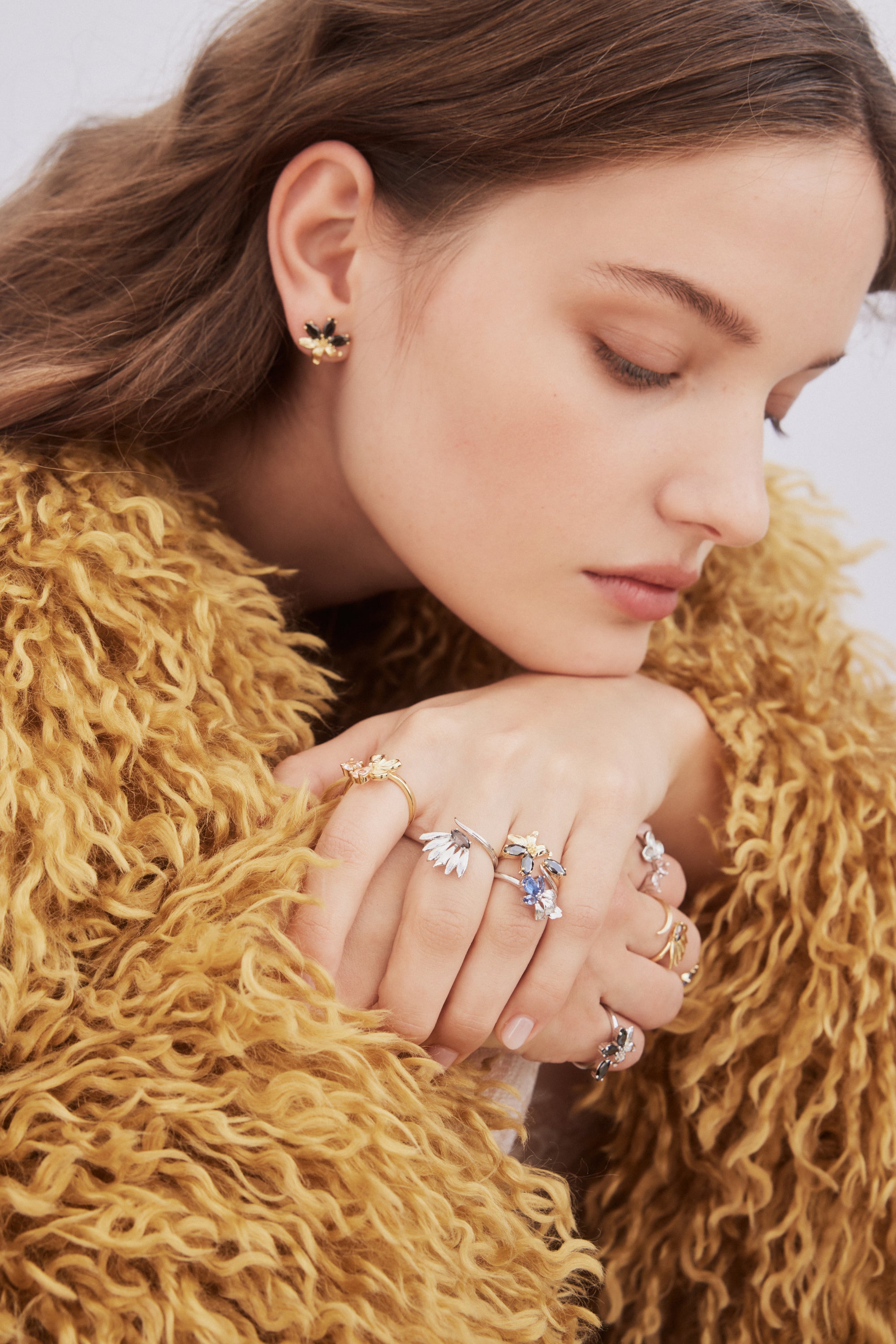 Anillo ajustable dorado flor de cerezo y piedras rosas