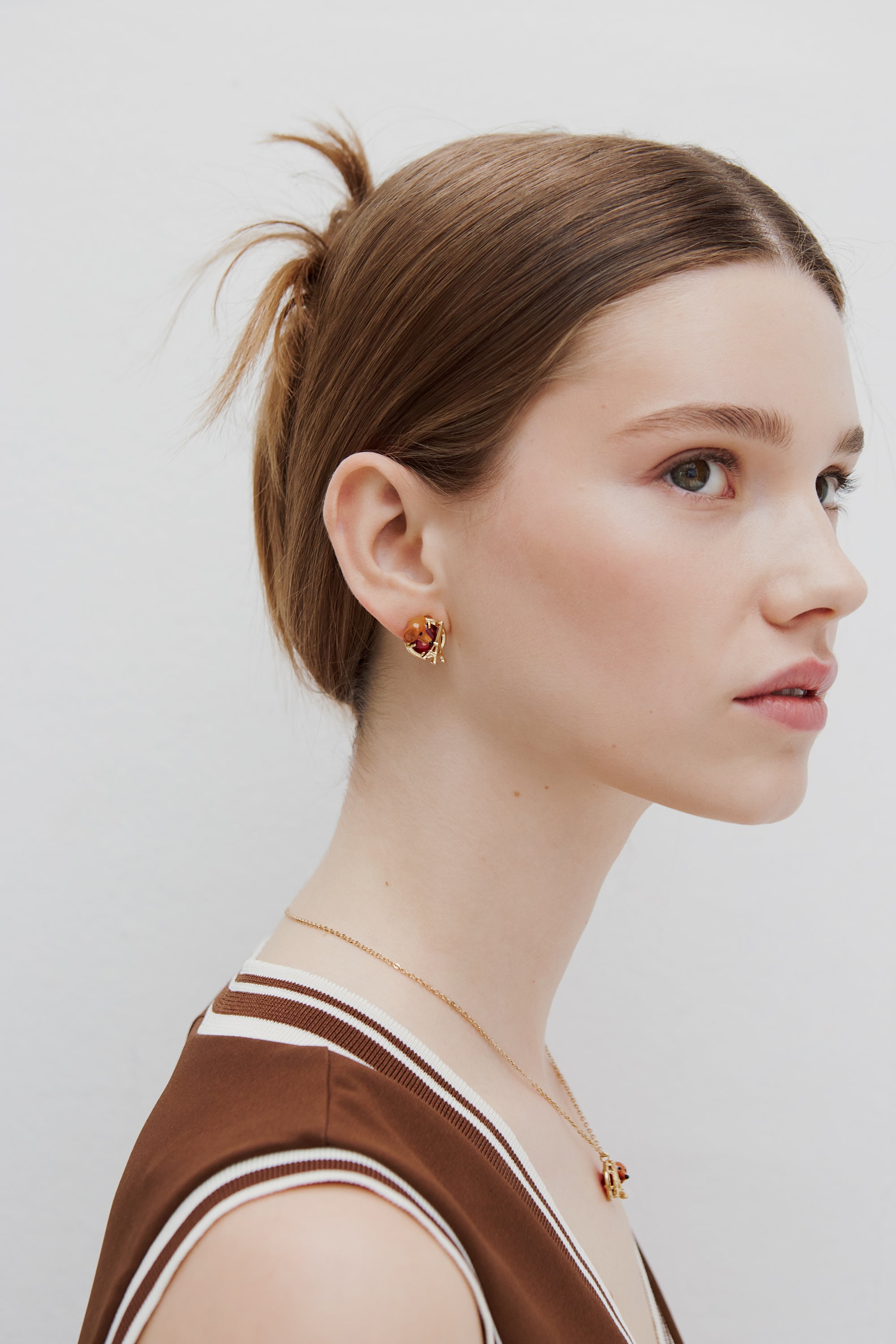 Boucles d'oreilles tiges teckel, tour Eiffel, pierre ronde rouge