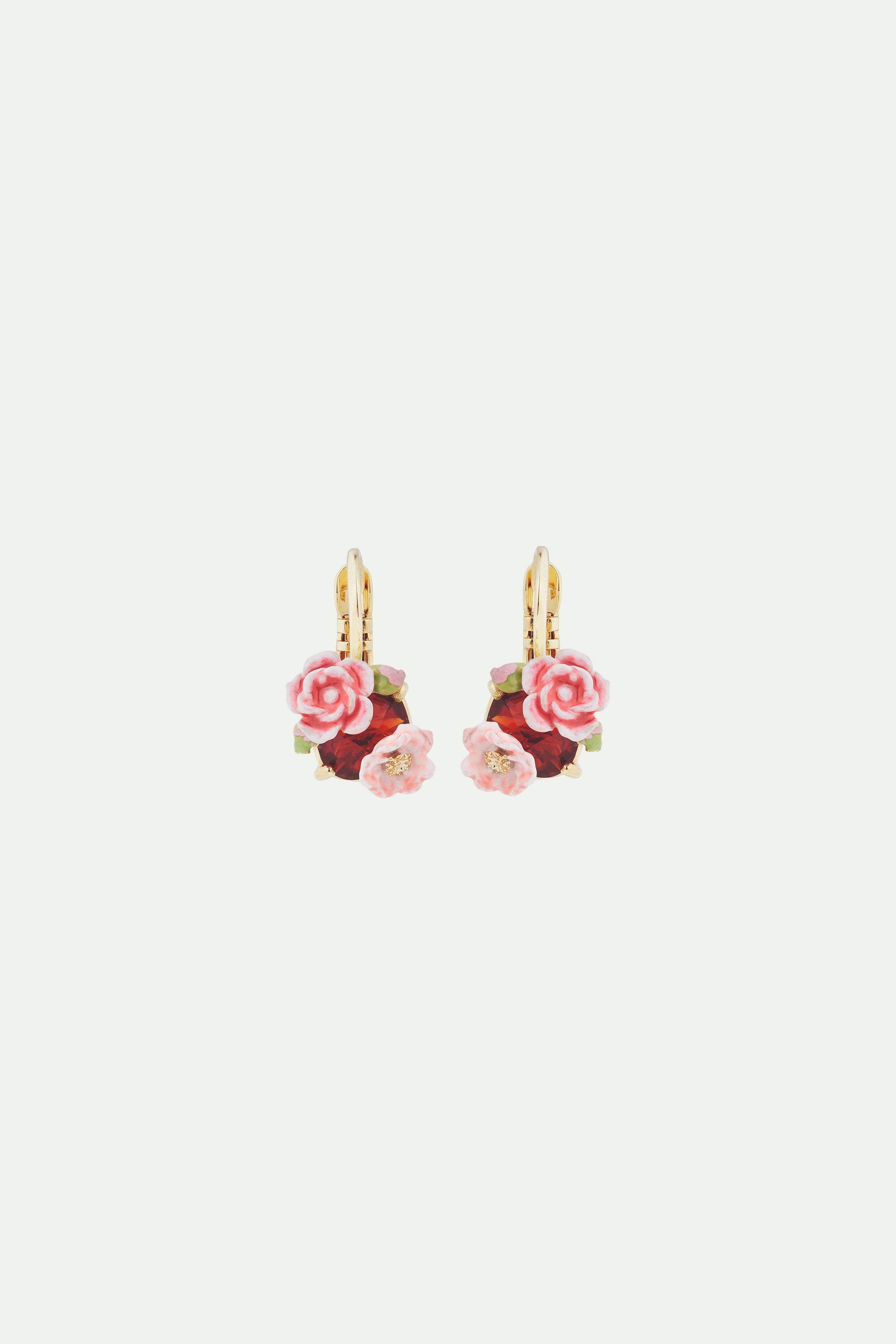 Boucles d'oreilles dormeuses roses d'églantier et pierre rouge grenat