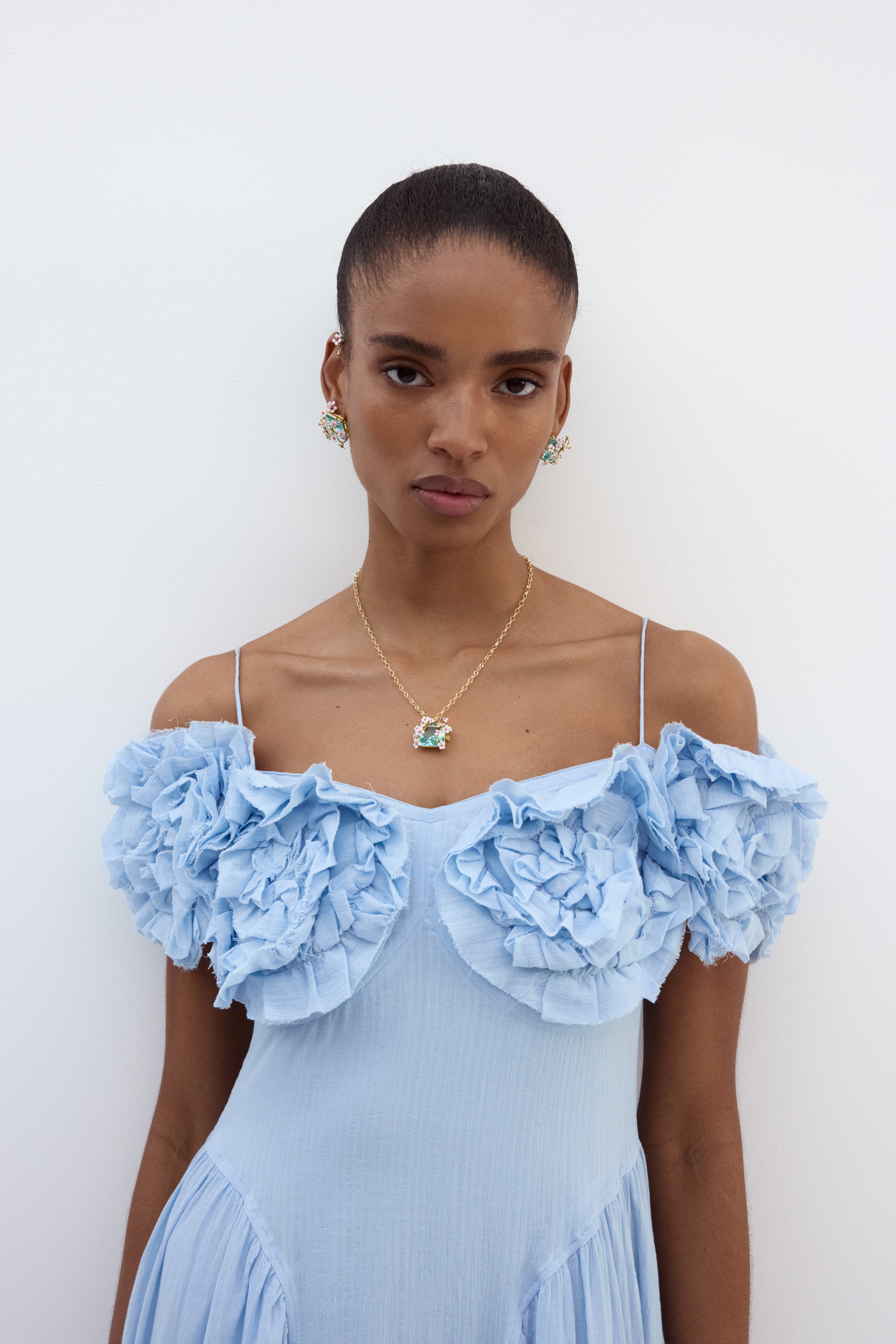 Collier pendentif pierre carrée facettée bleue, aubépines blanches et roses et papillon