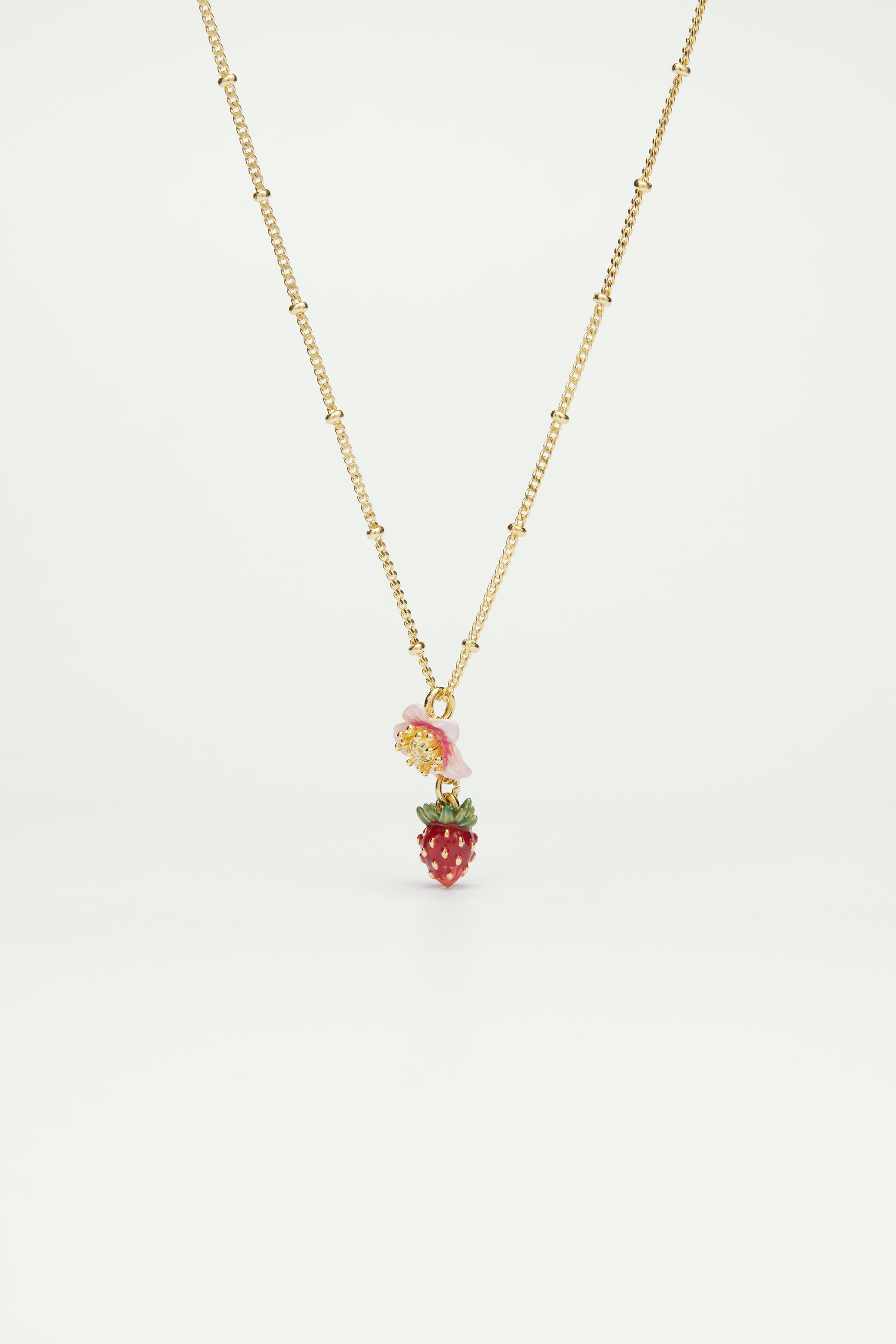 Collier pendentif fraise des bois et fleur rose