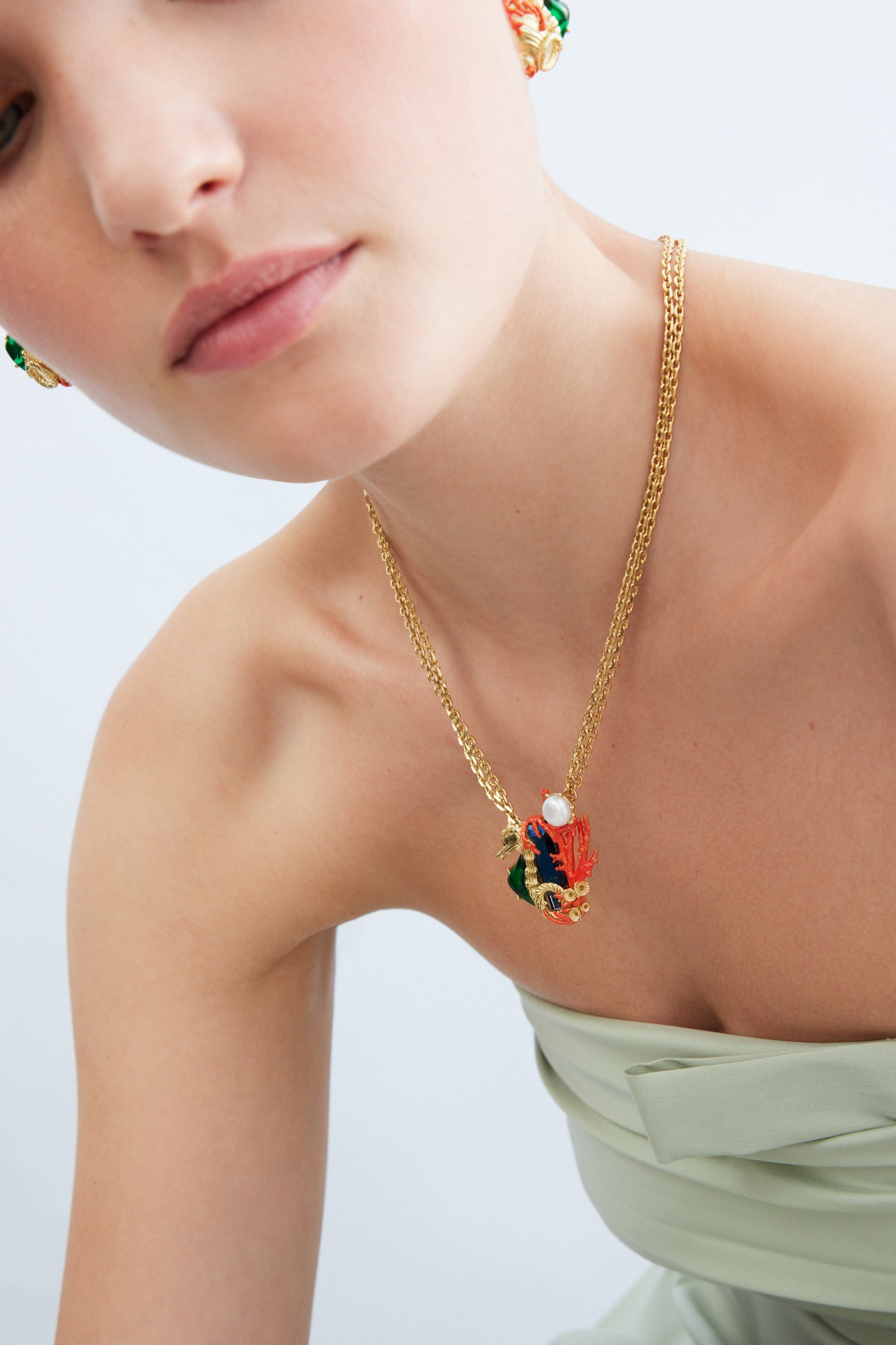 Collier pierre bleu marine et hippocampe vert et doré